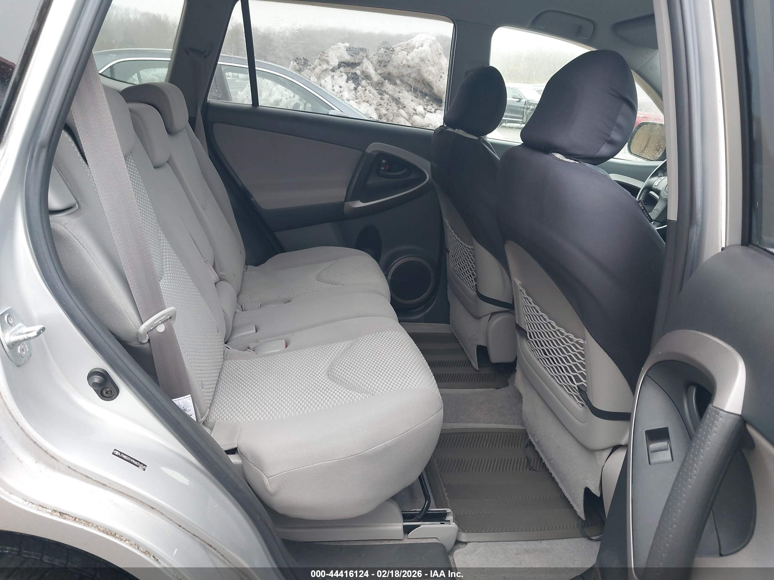 TOYOTA RAV4 image 8