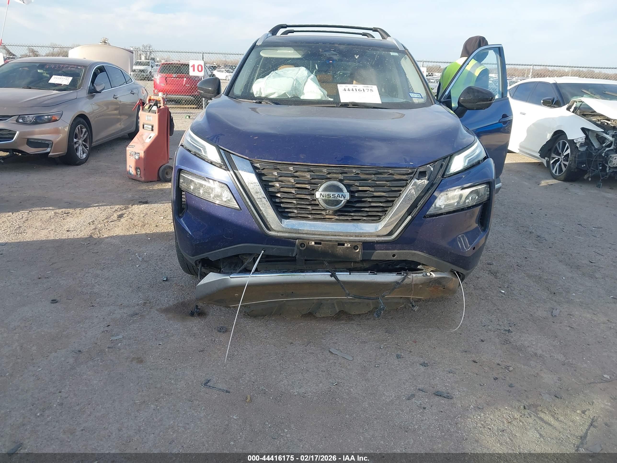 NISSAN ROGUE image 6