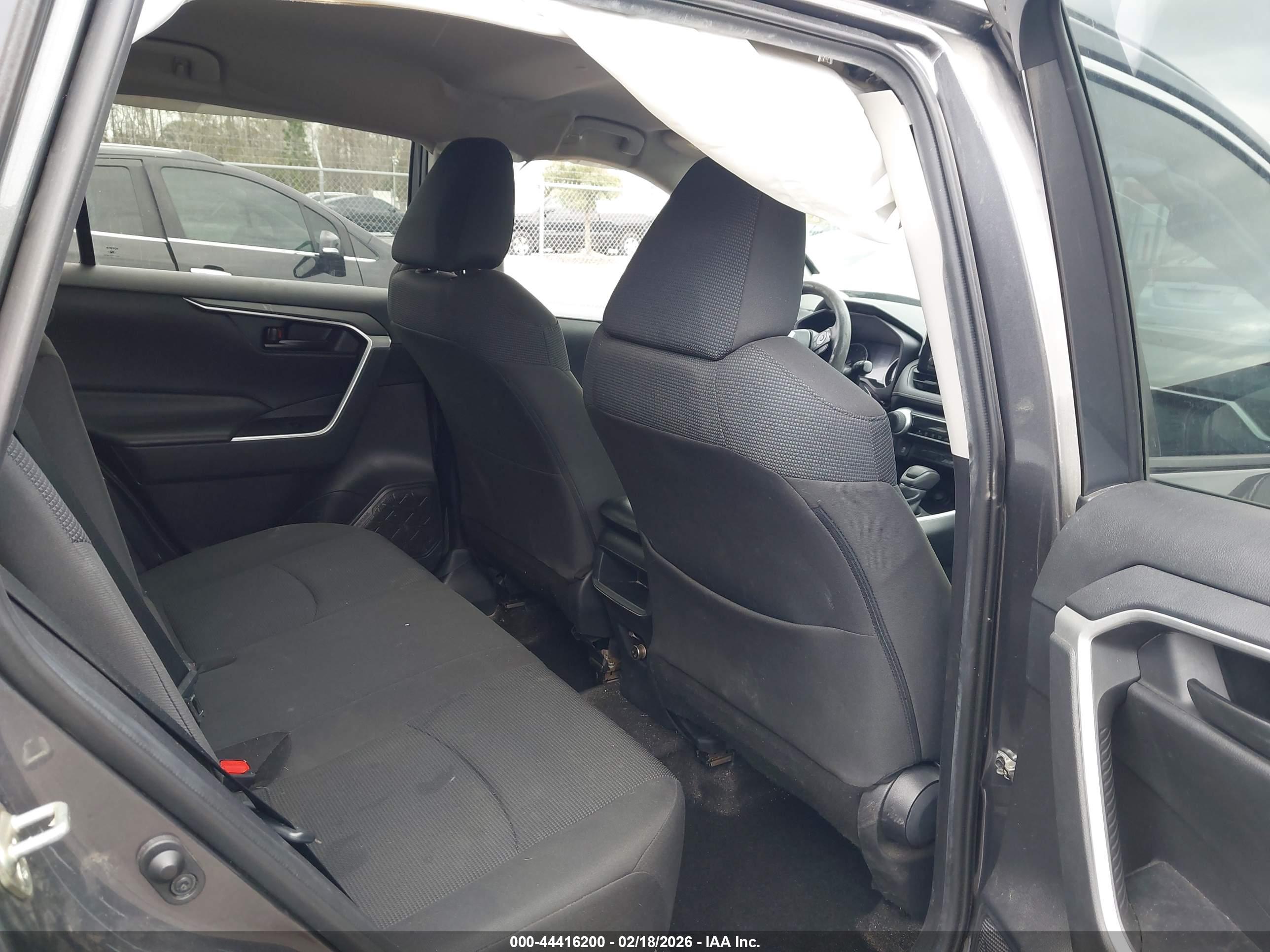 TOYOTA RAV4 image 8