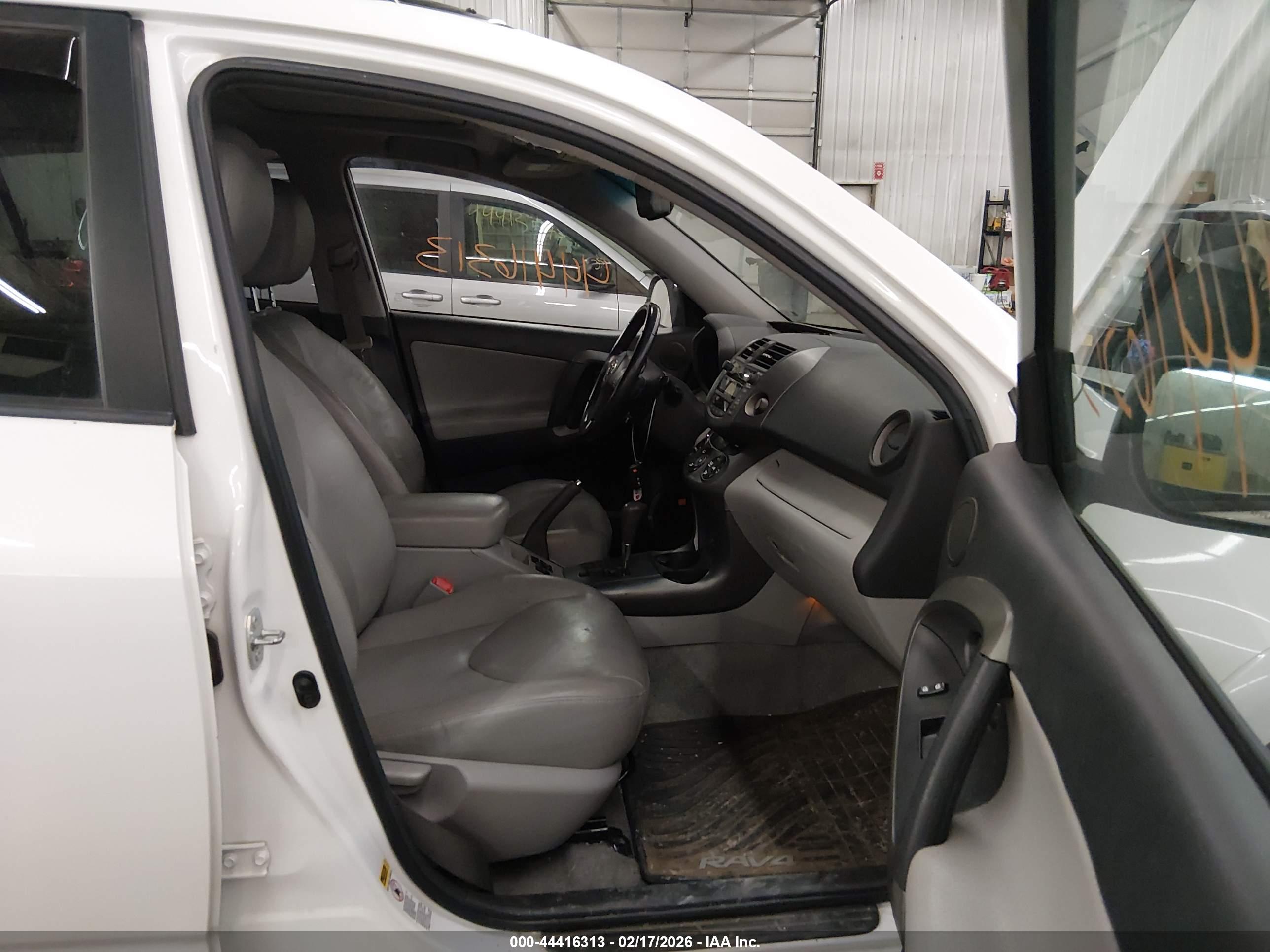 TOYOTA RAV4 image 5