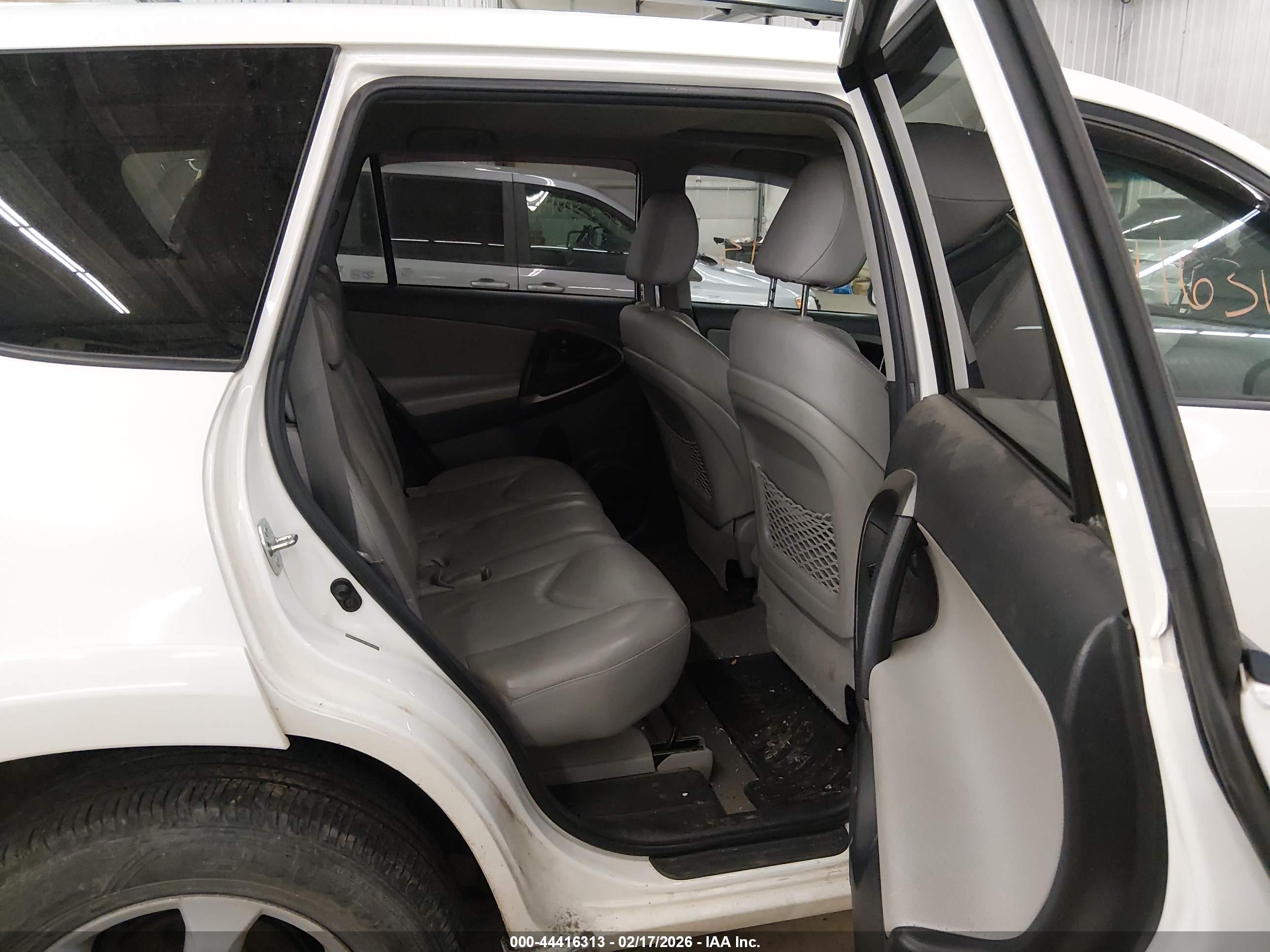 TOYOTA RAV4 image 8