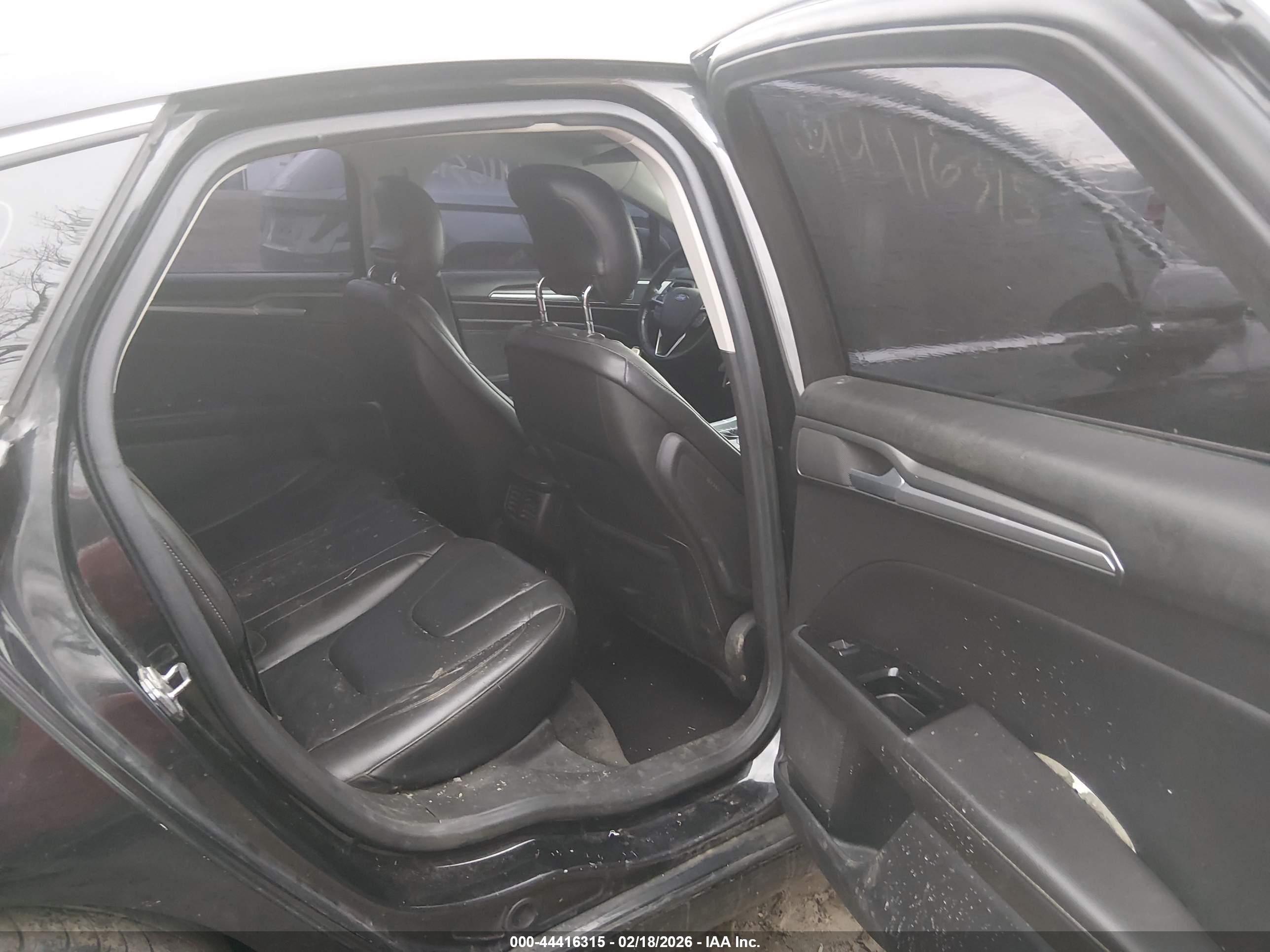 FORD FUSION image 8