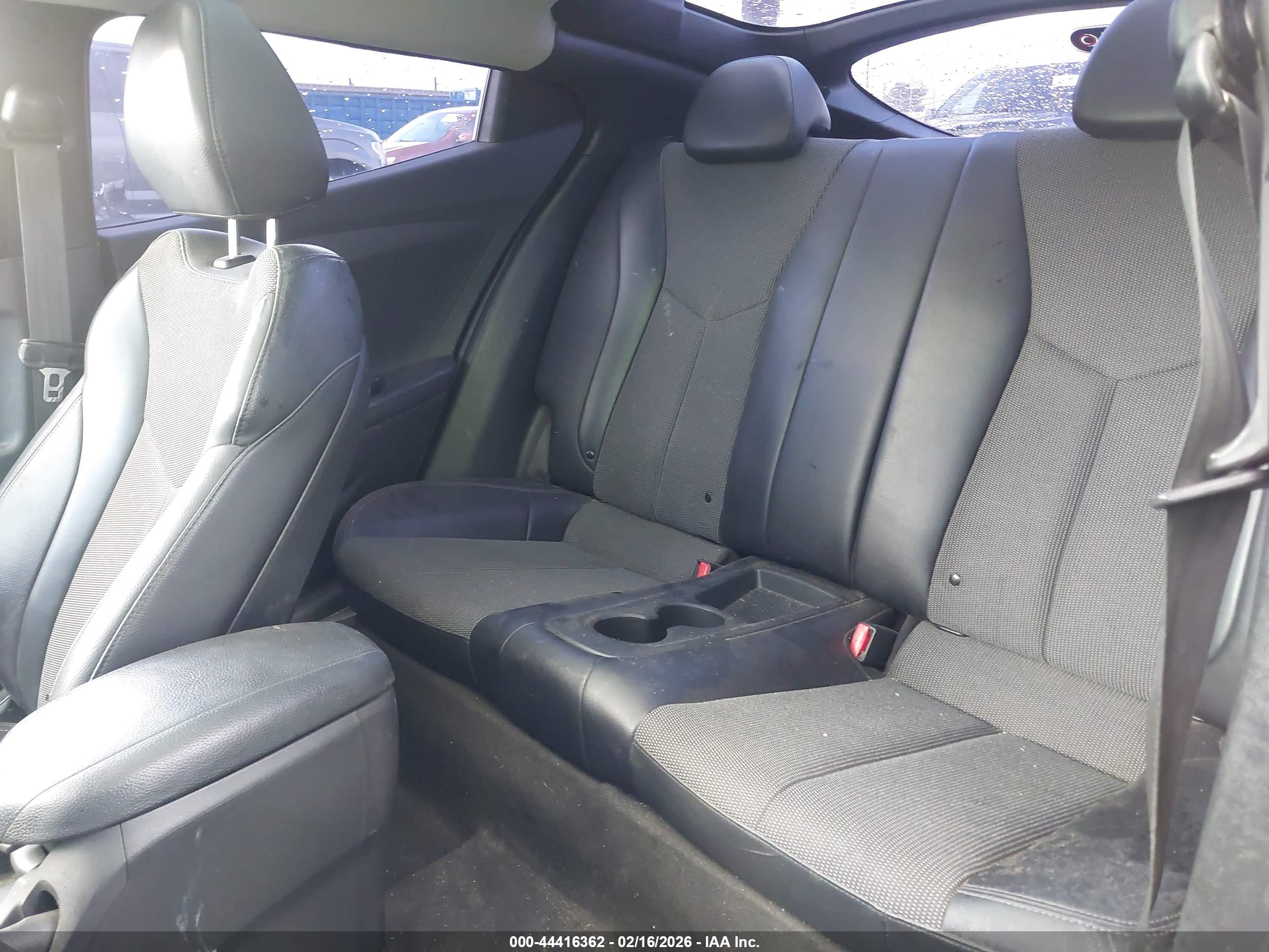 HYUNDAI VELOSTER image 8