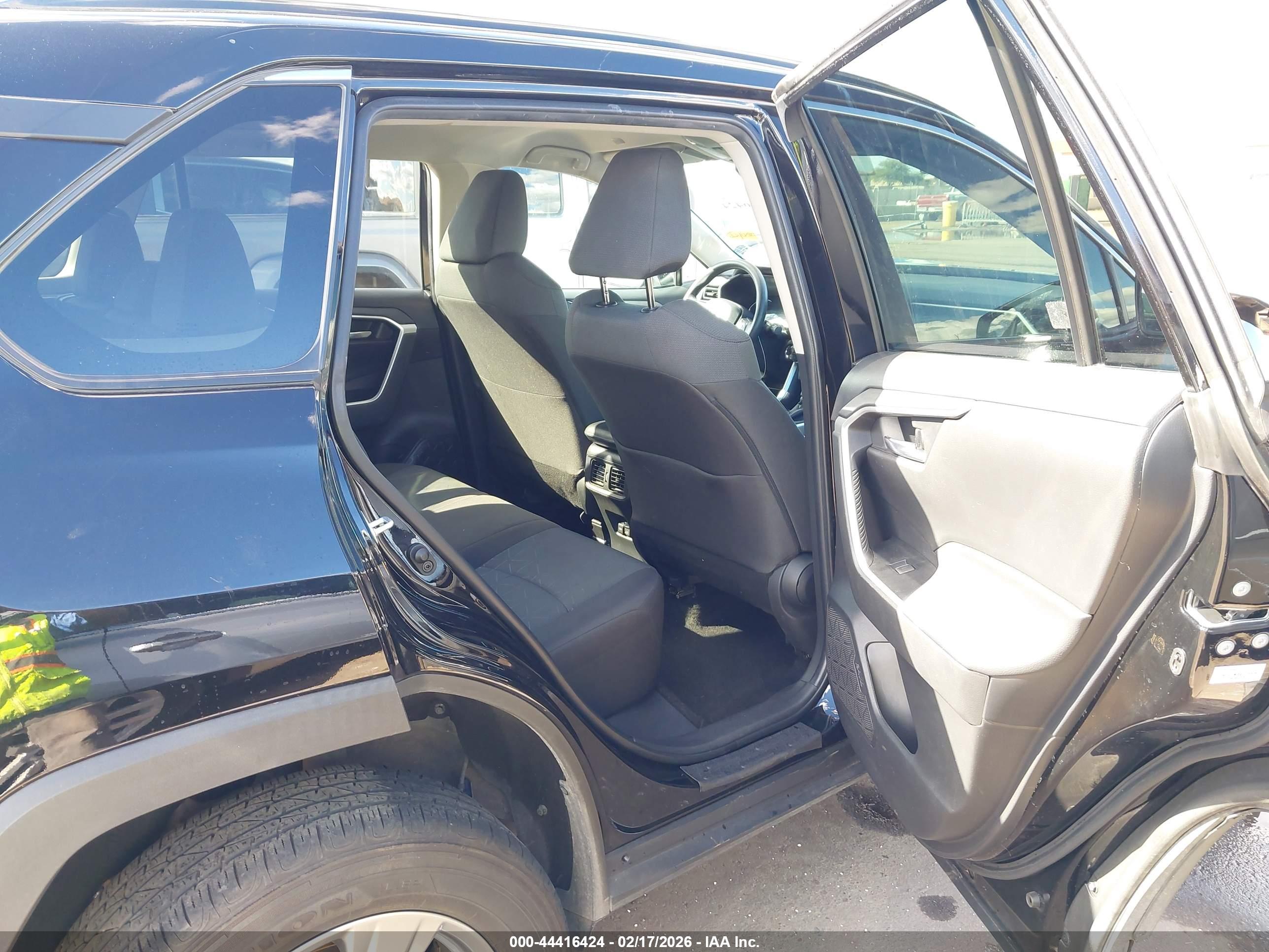 TOYOTA RAV4 image 8