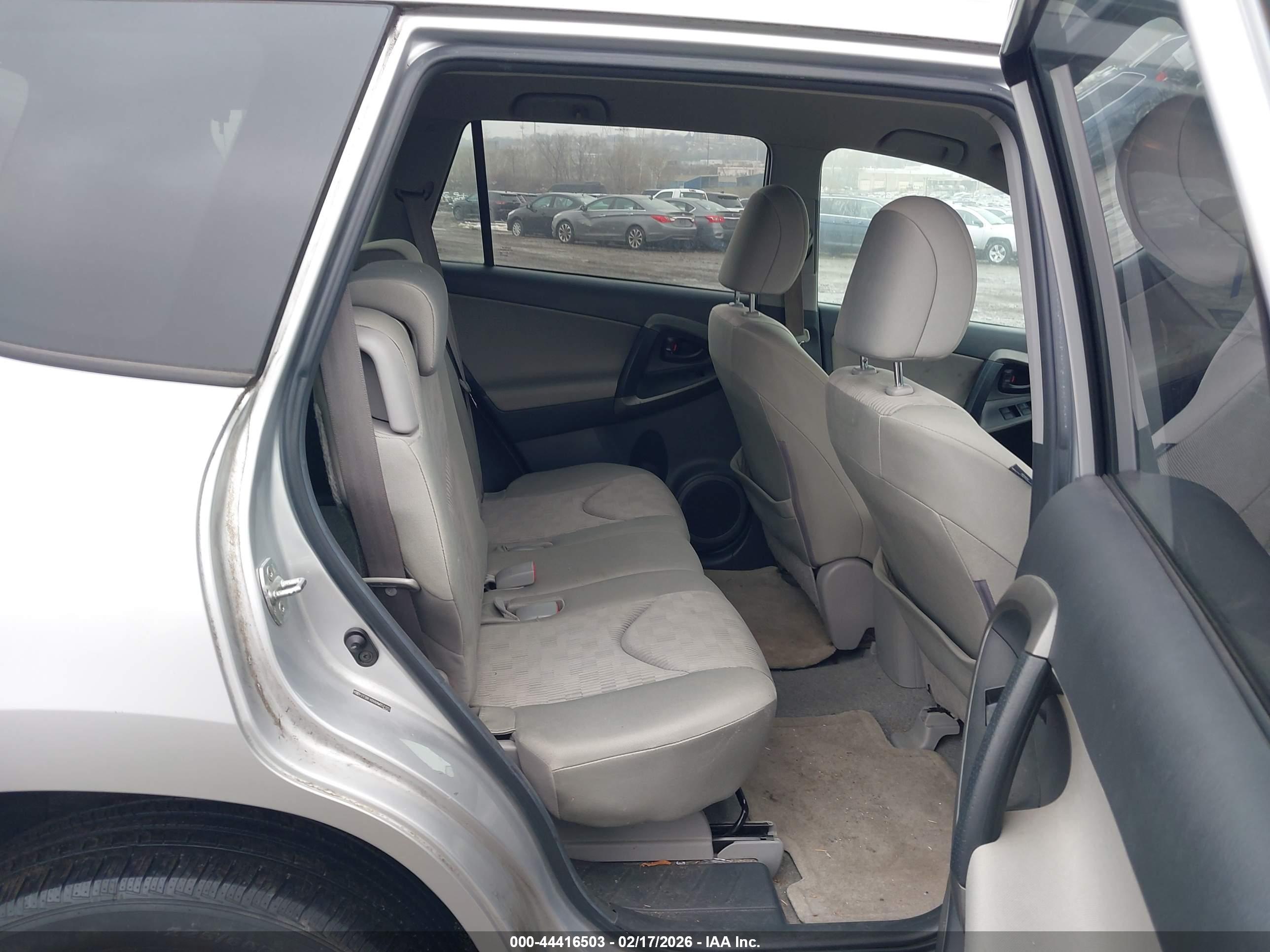 TOYOTA RAV4 image 8