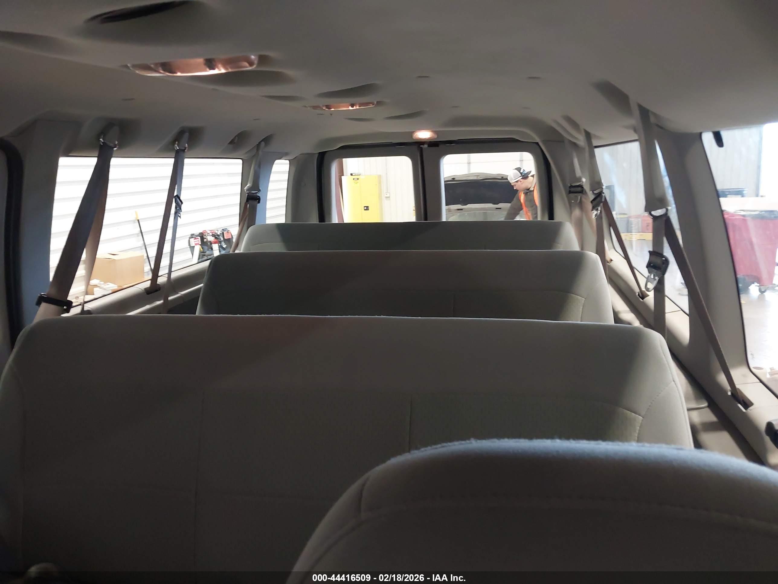 FORD E-350 image 7