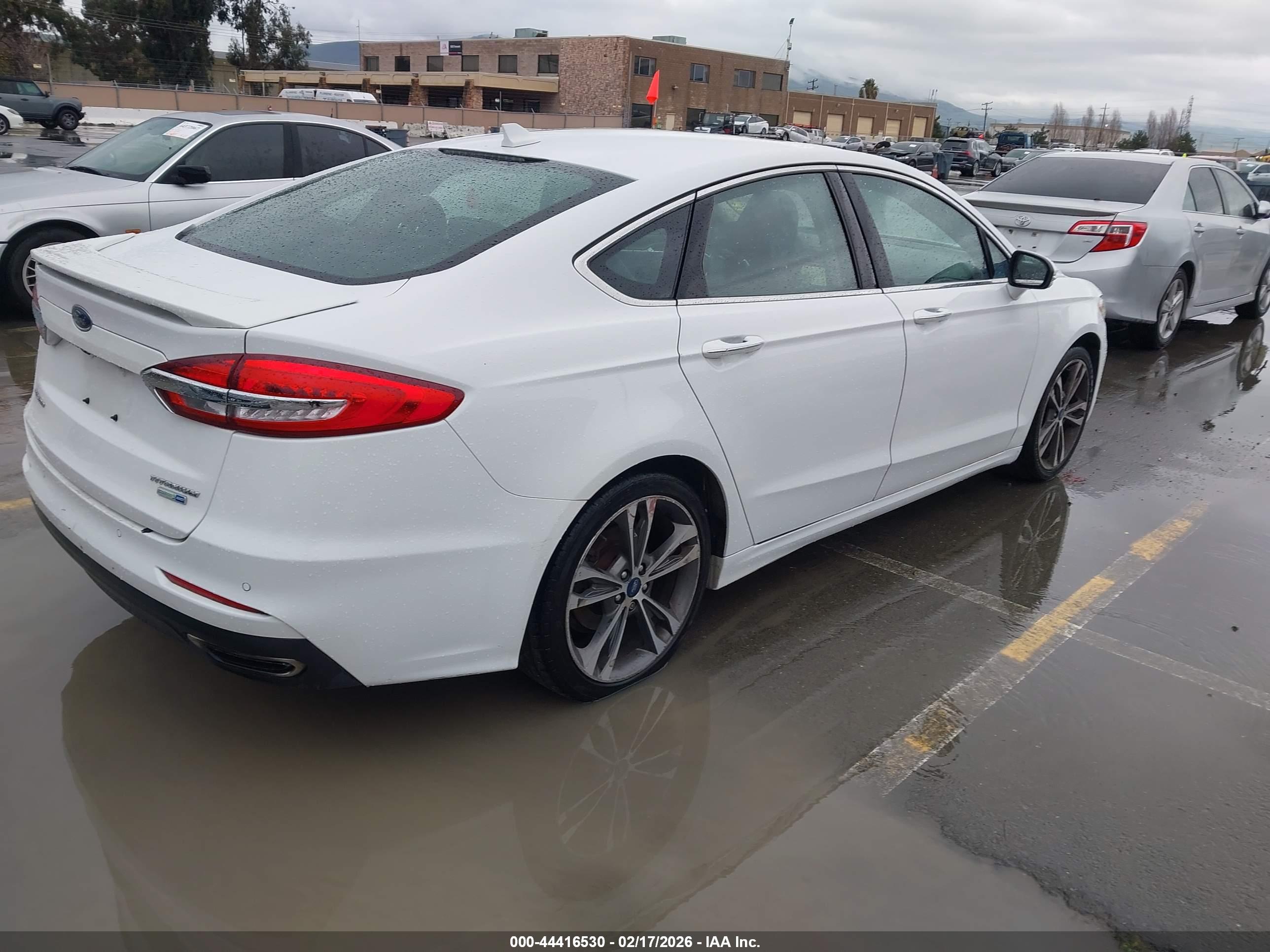 FORD FUSION image 4
