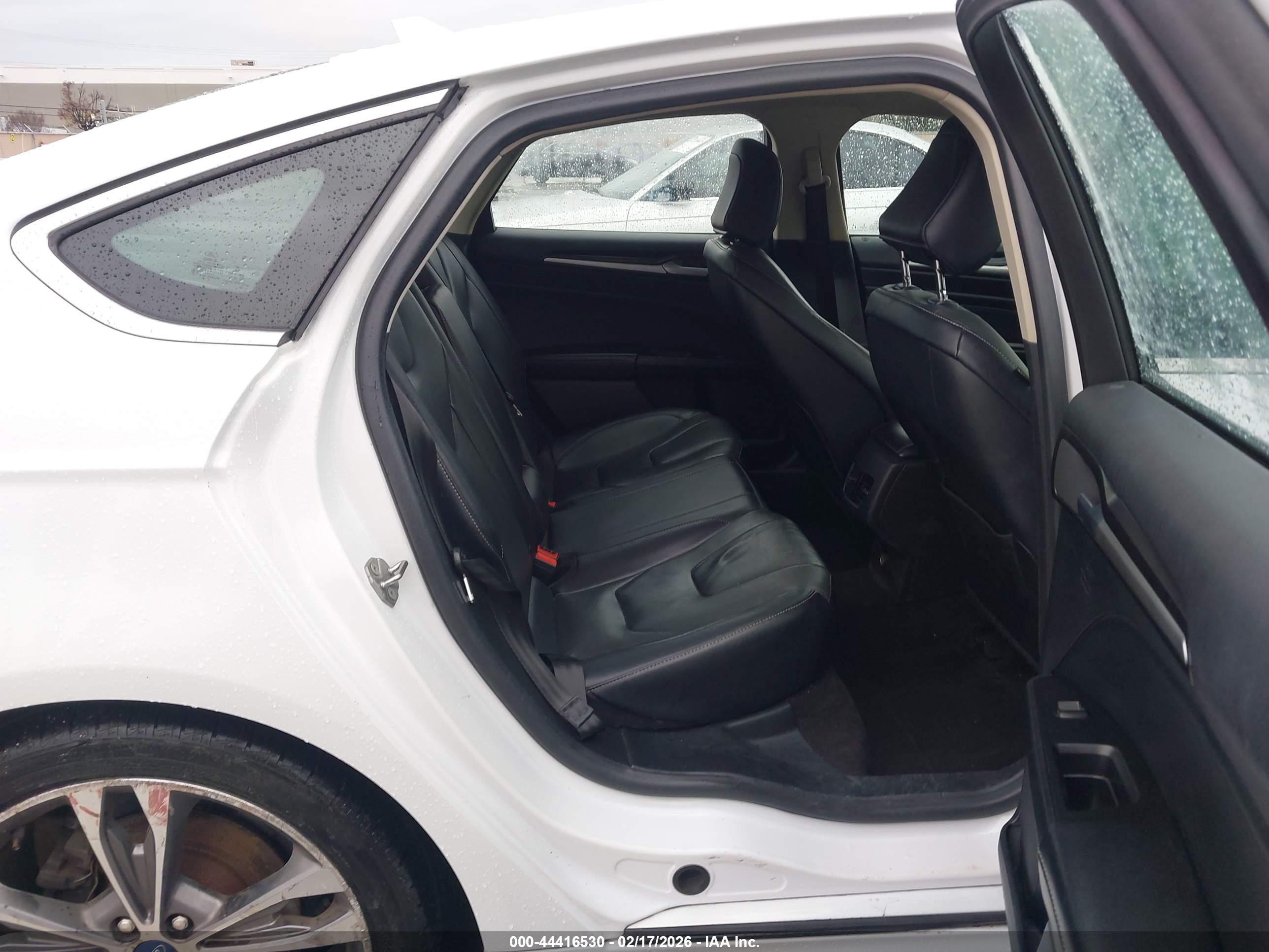 FORD FUSION image 8