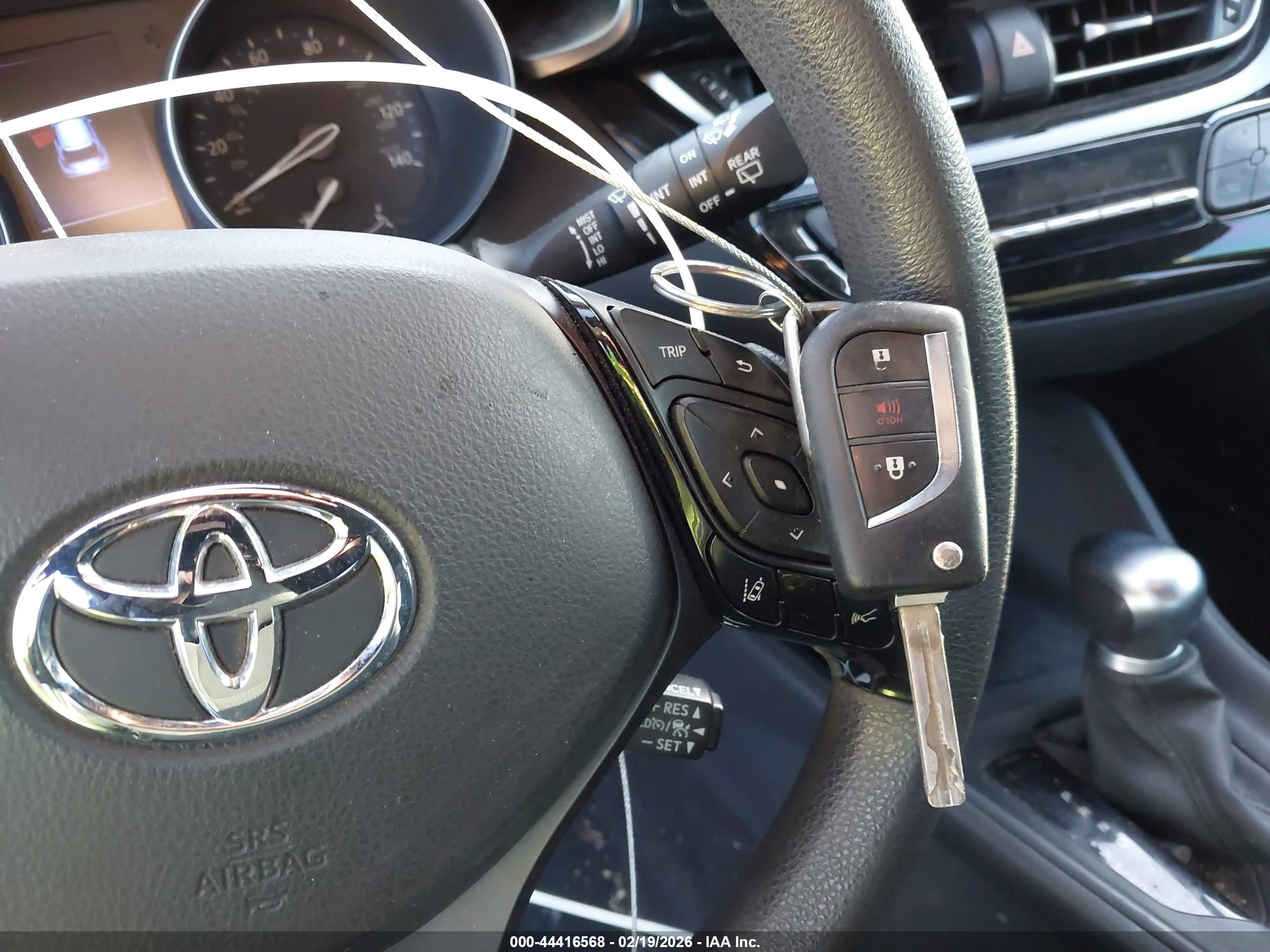 TOYOTA C-HR image 11