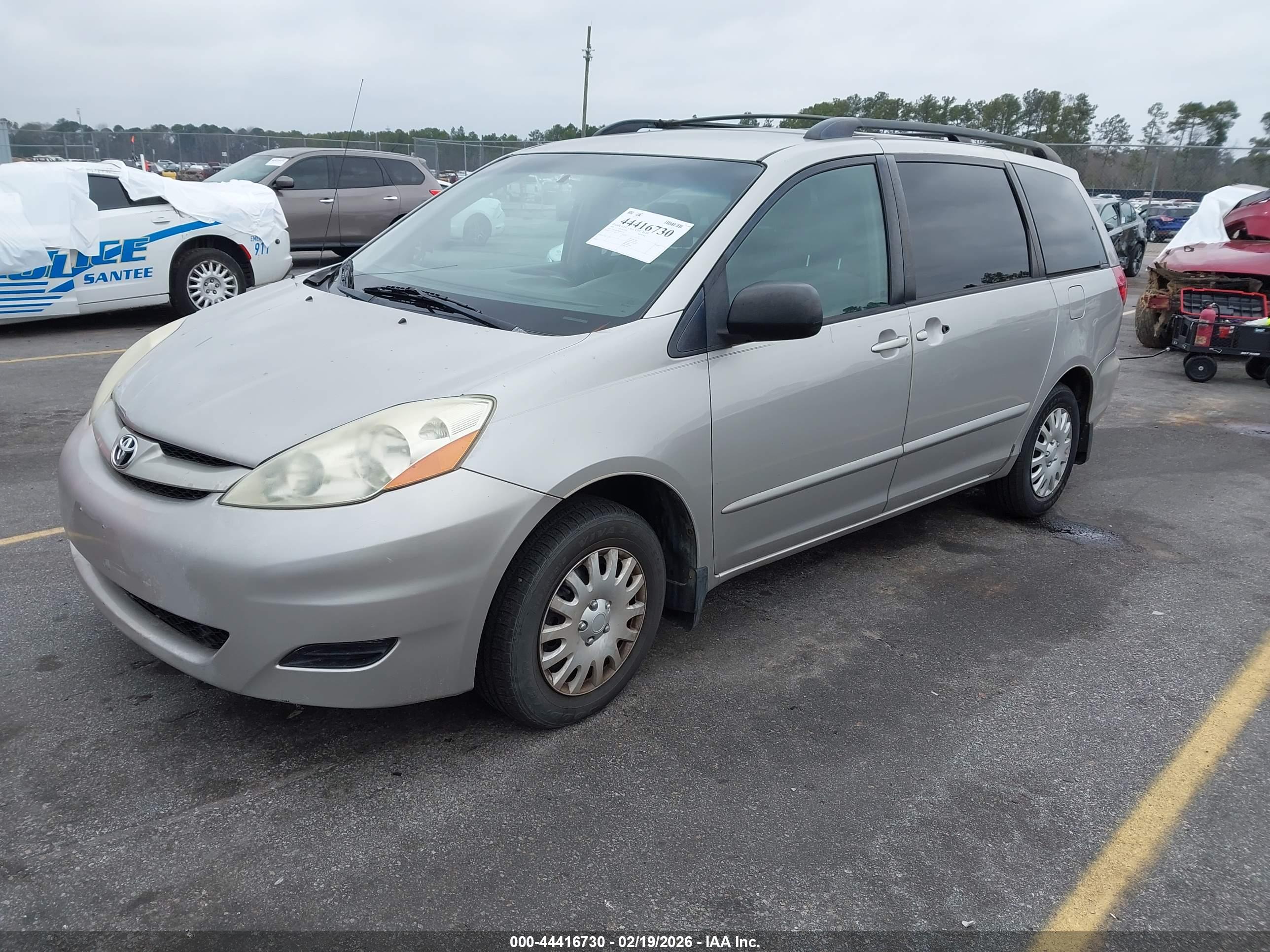 TOYOTA SIENNA image 2