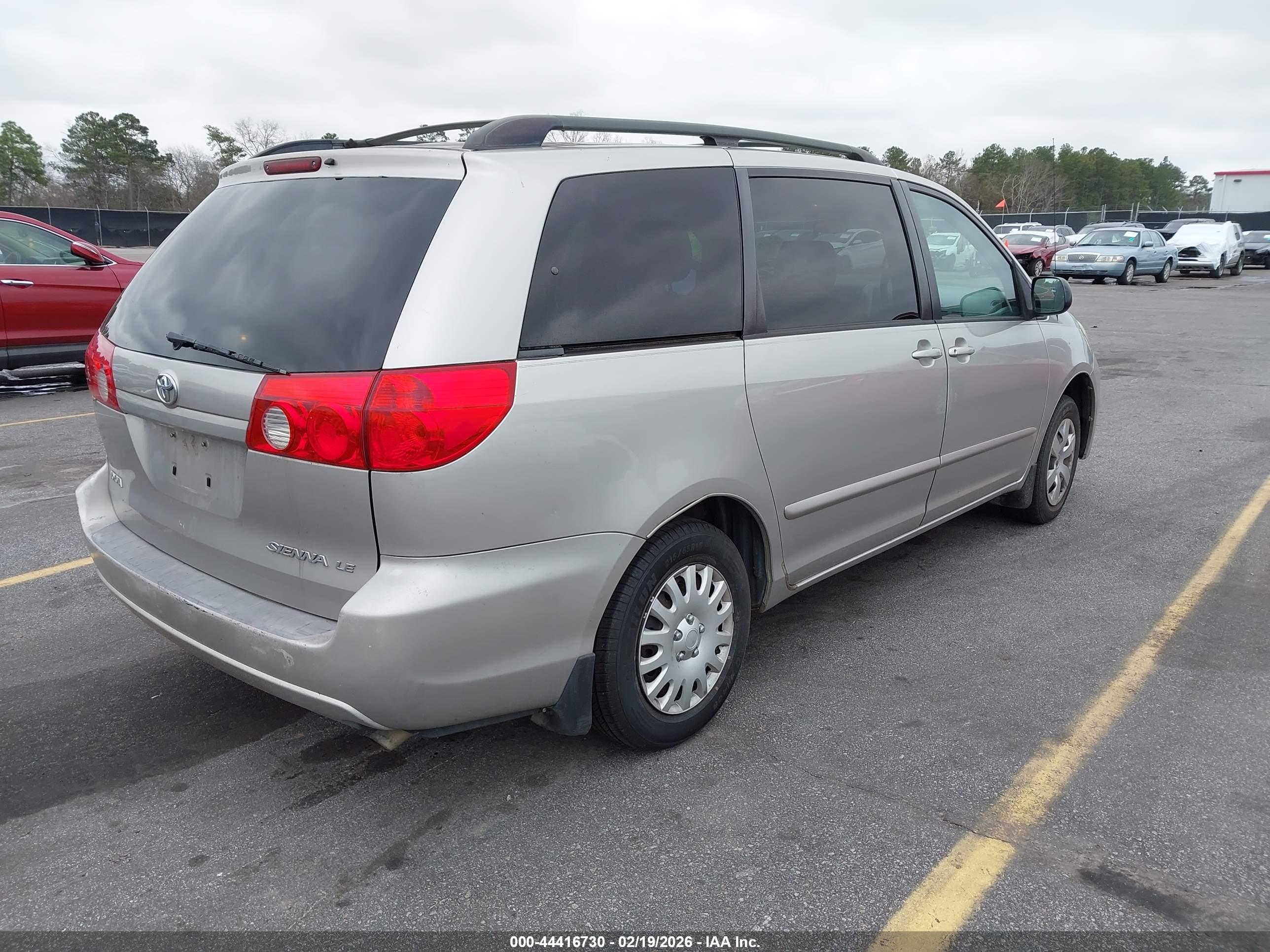 TOYOTA SIENNA image 4