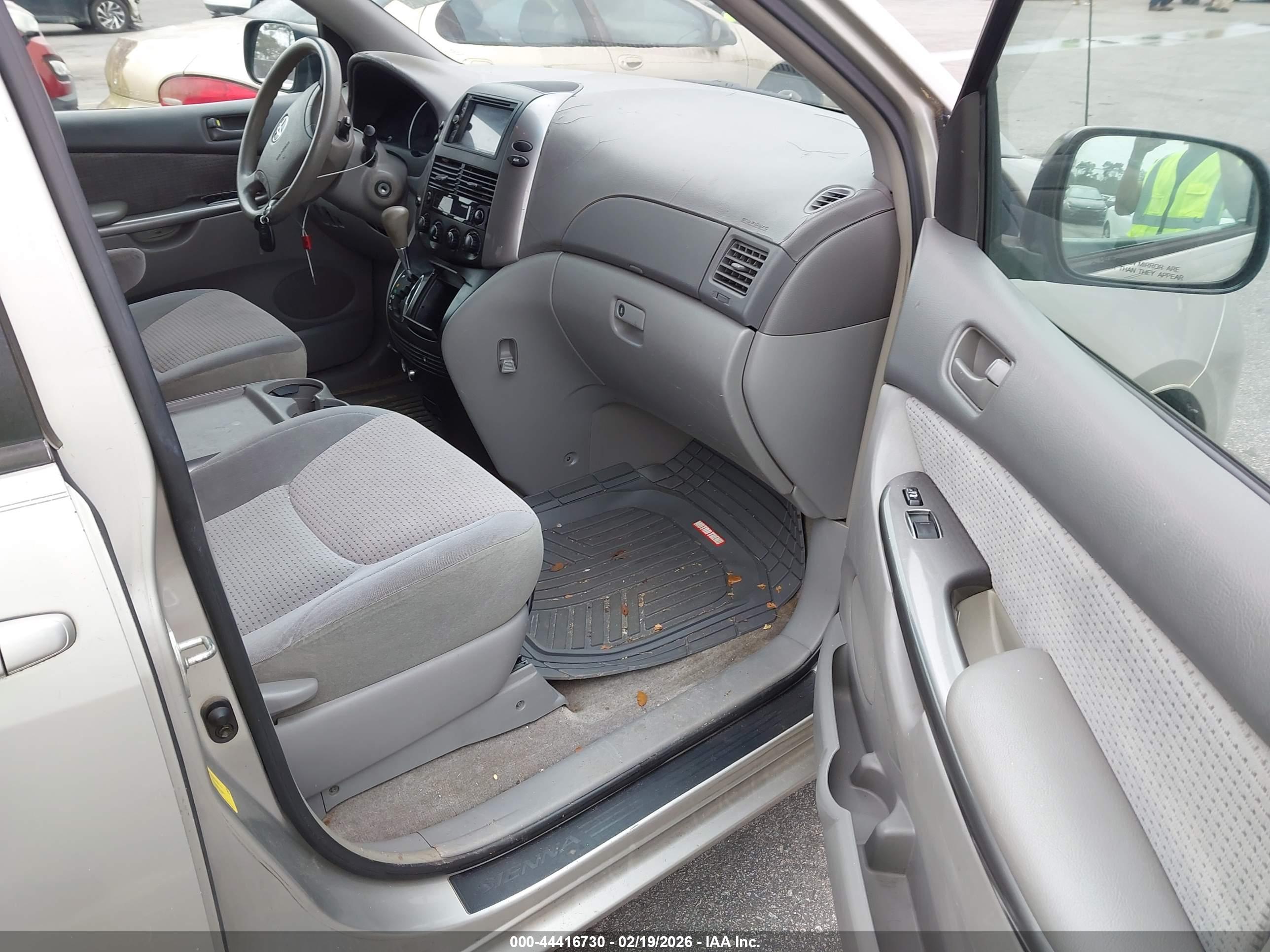 TOYOTA SIENNA image 5