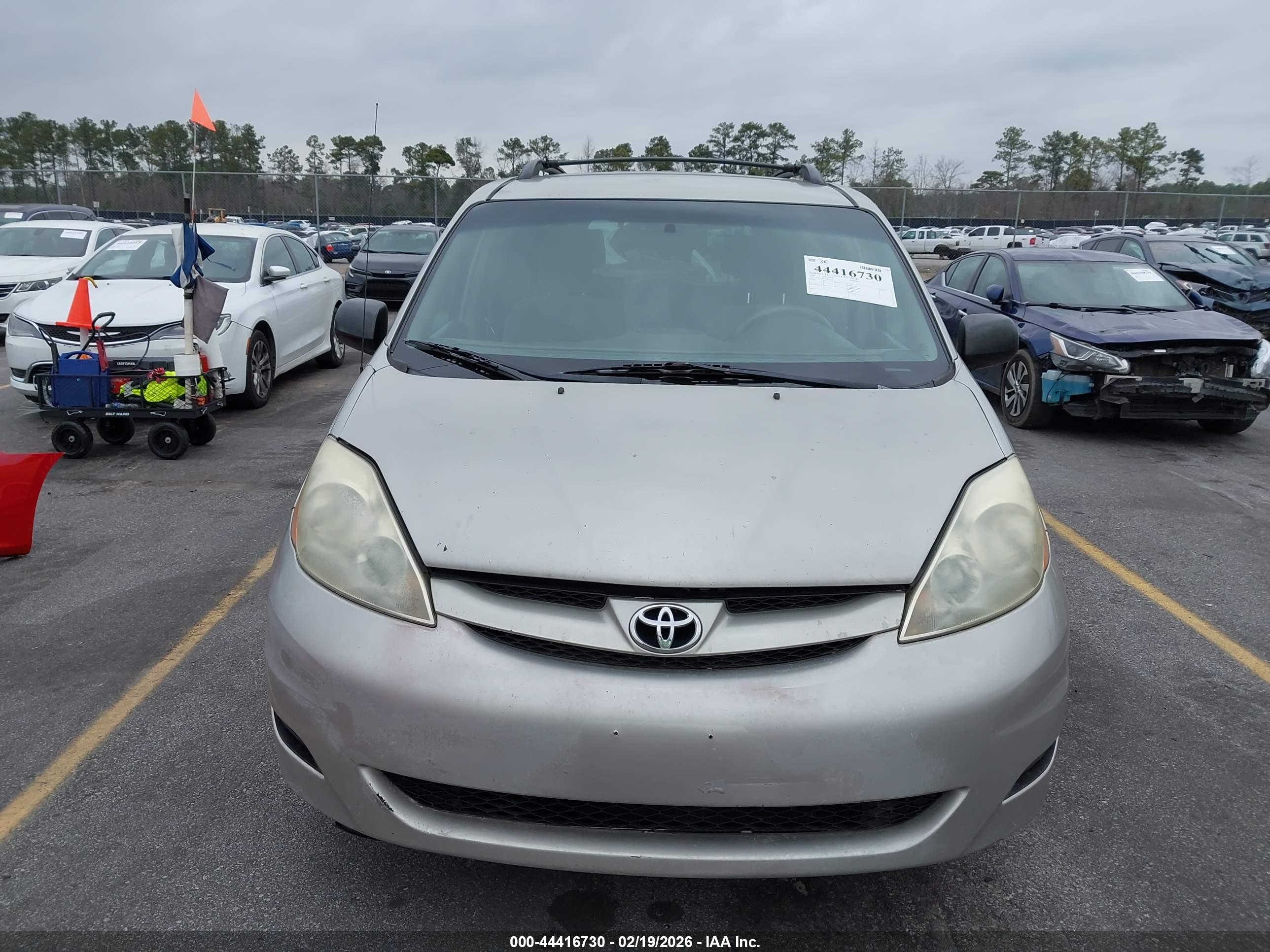 TOYOTA SIENNA image 6