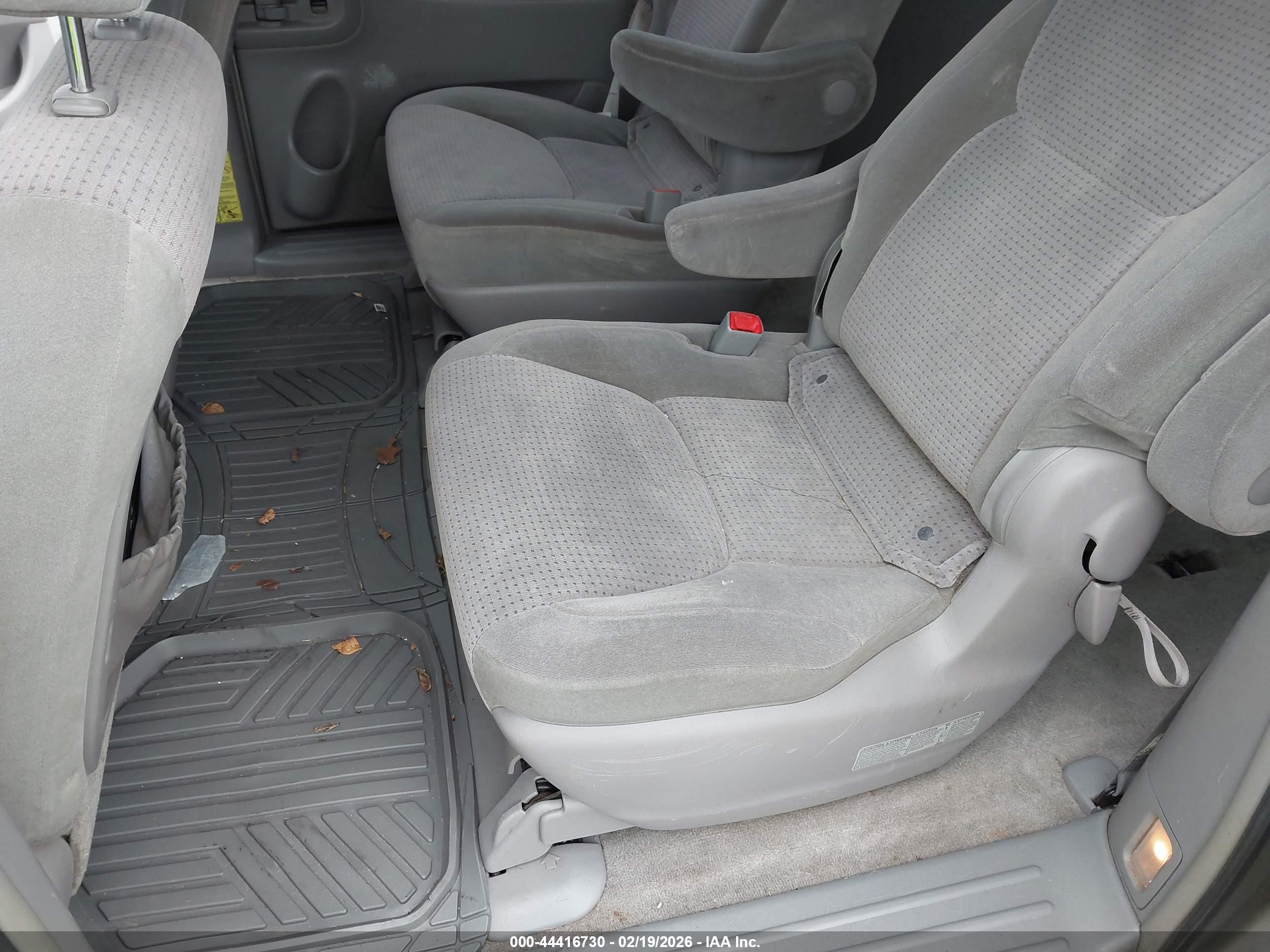 TOYOTA SIENNA image 8