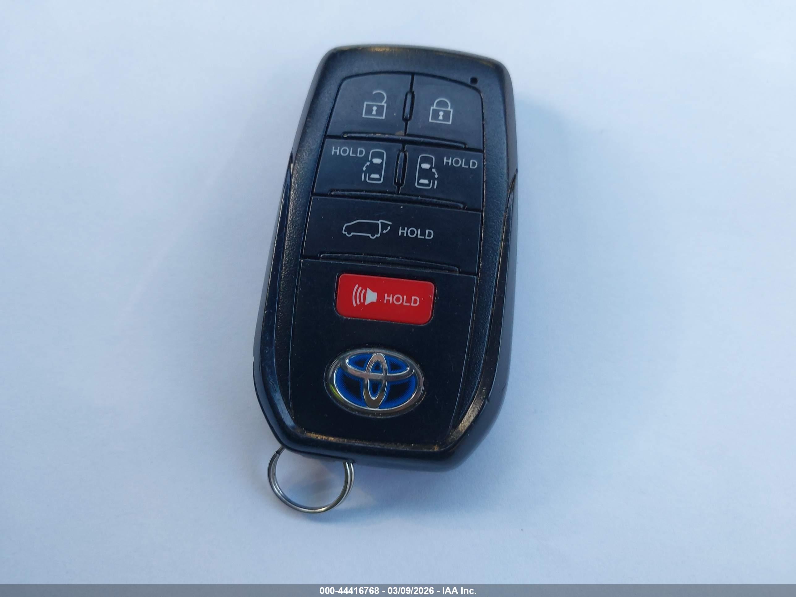 TOYOTA SIENNA image 11