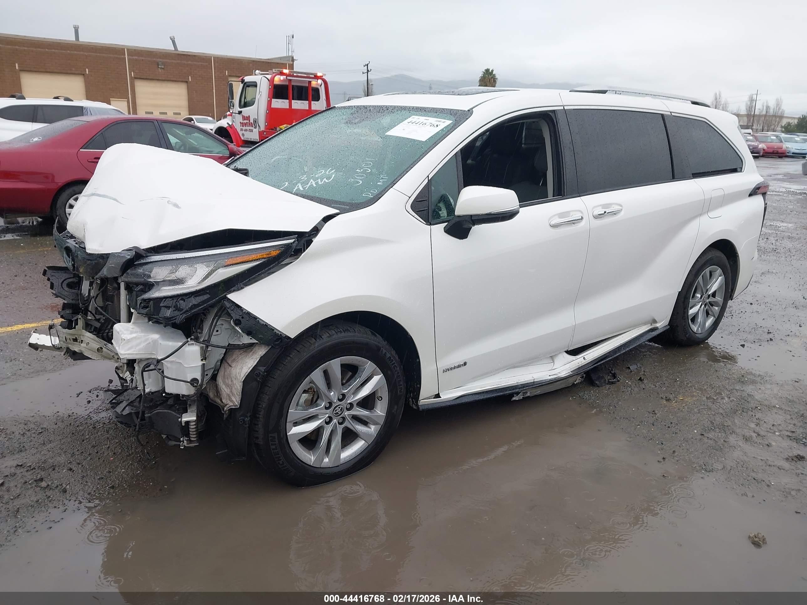 TOYOTA SIENNA image 2