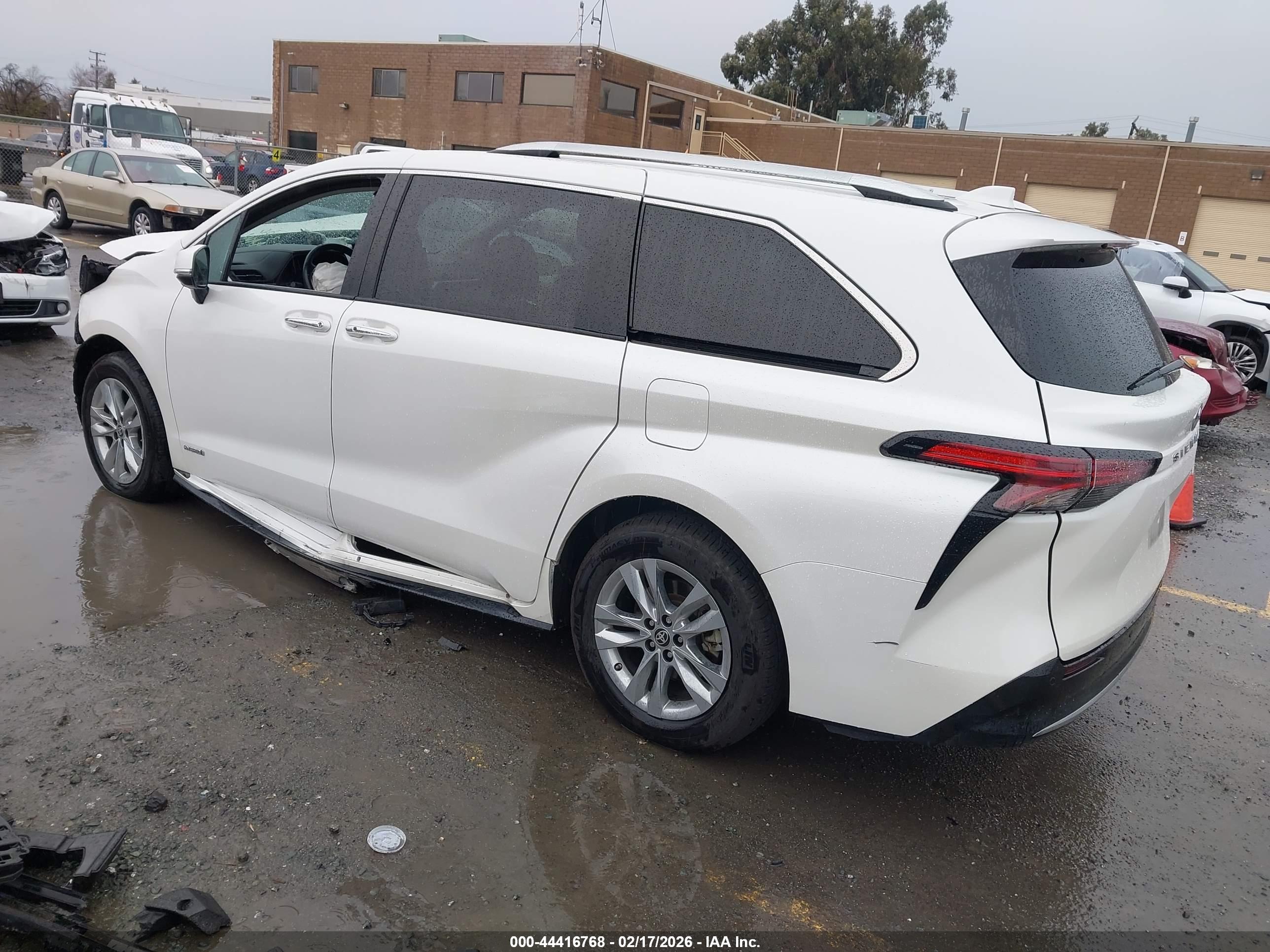 TOYOTA SIENNA image 3