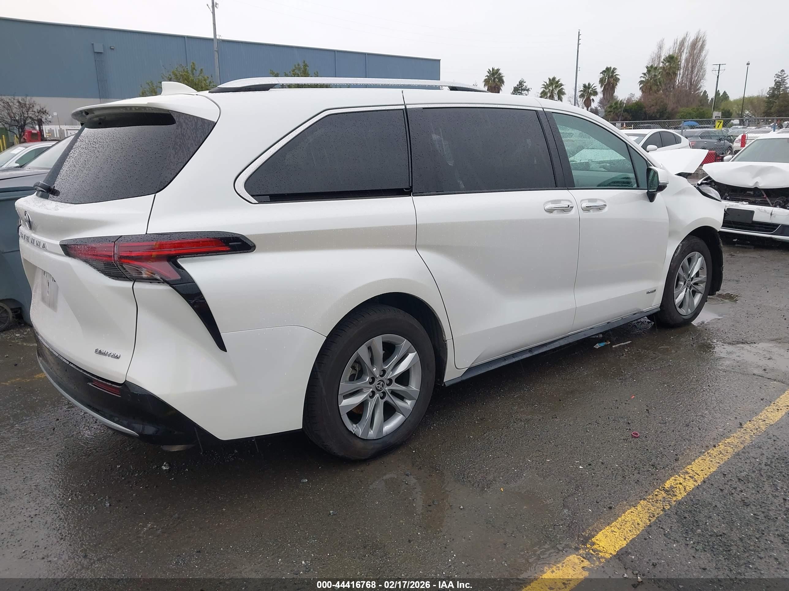 TOYOTA SIENNA image 4