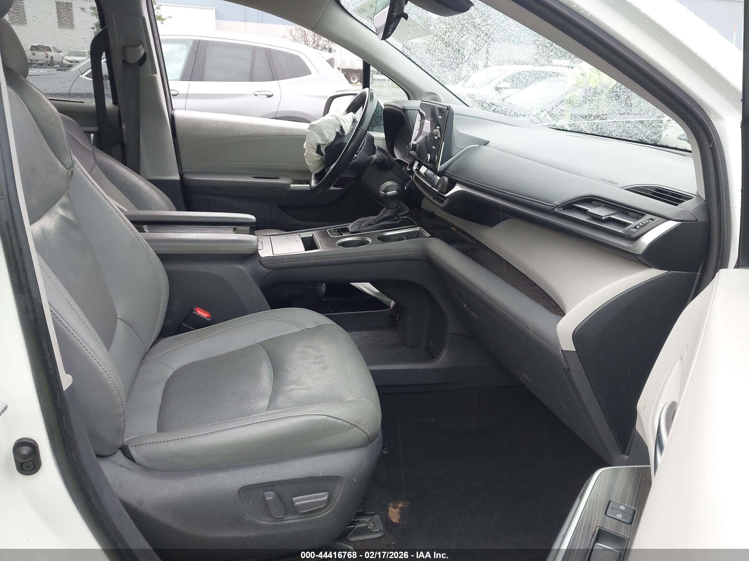 TOYOTA SIENNA image 5