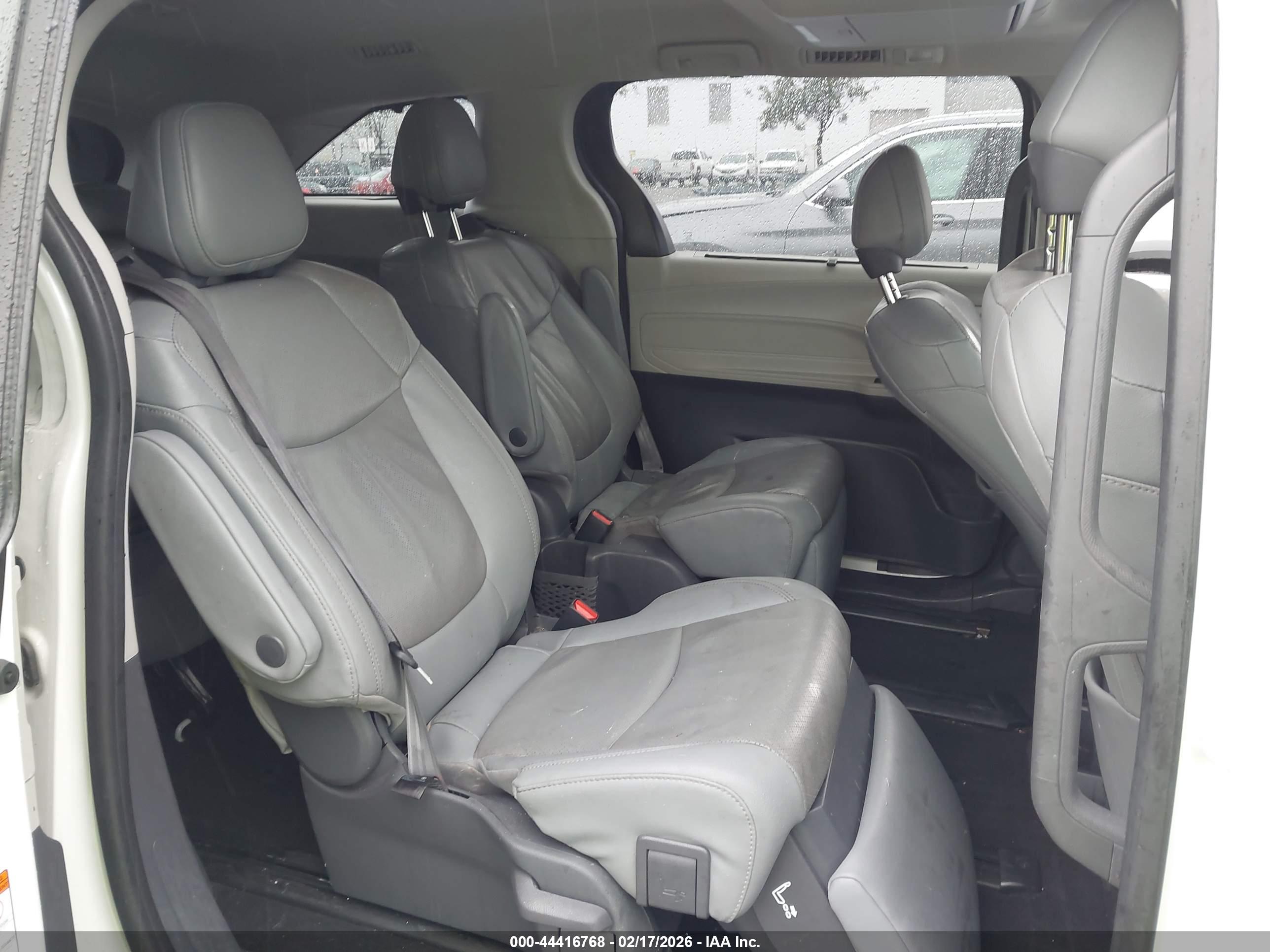 TOYOTA SIENNA image 8