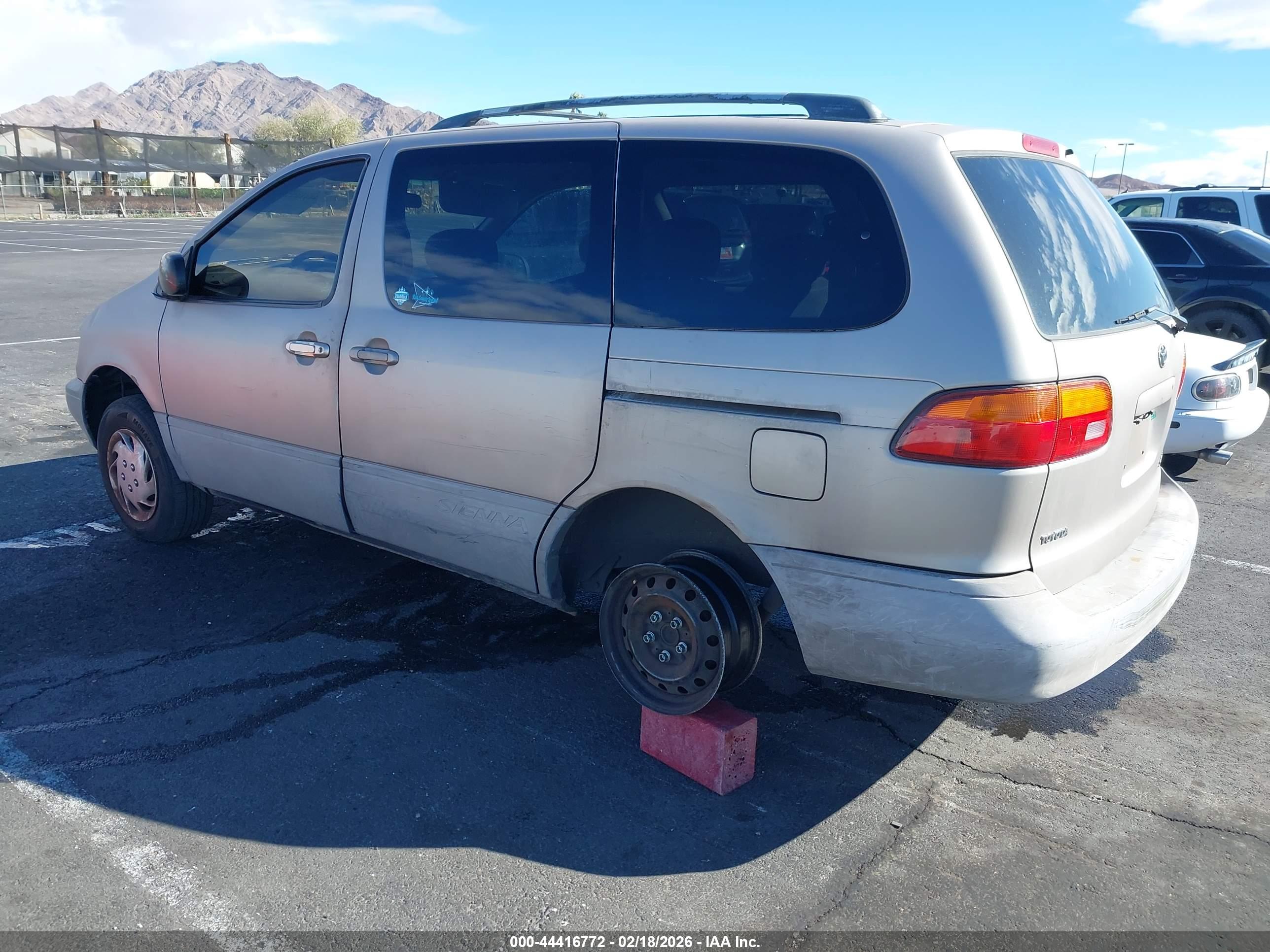TOYOTA SIENNA image 3