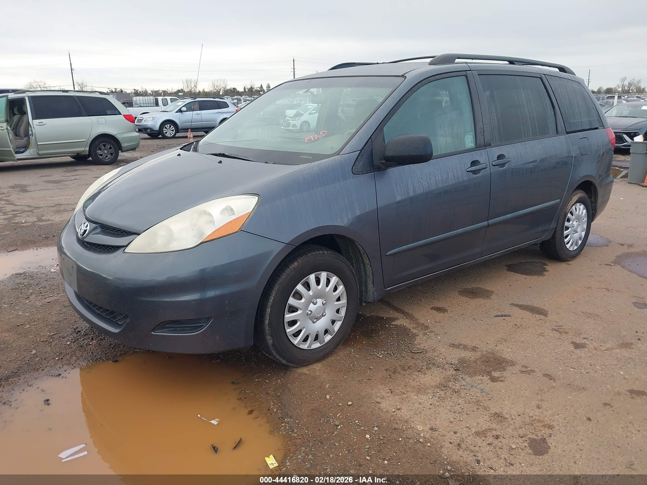 TOYOTA SIENNA image 2