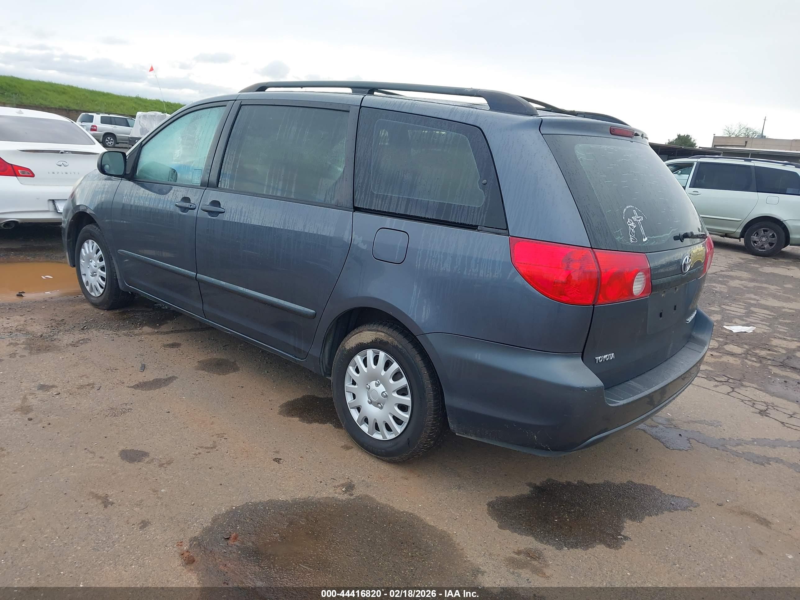 TOYOTA SIENNA image 3