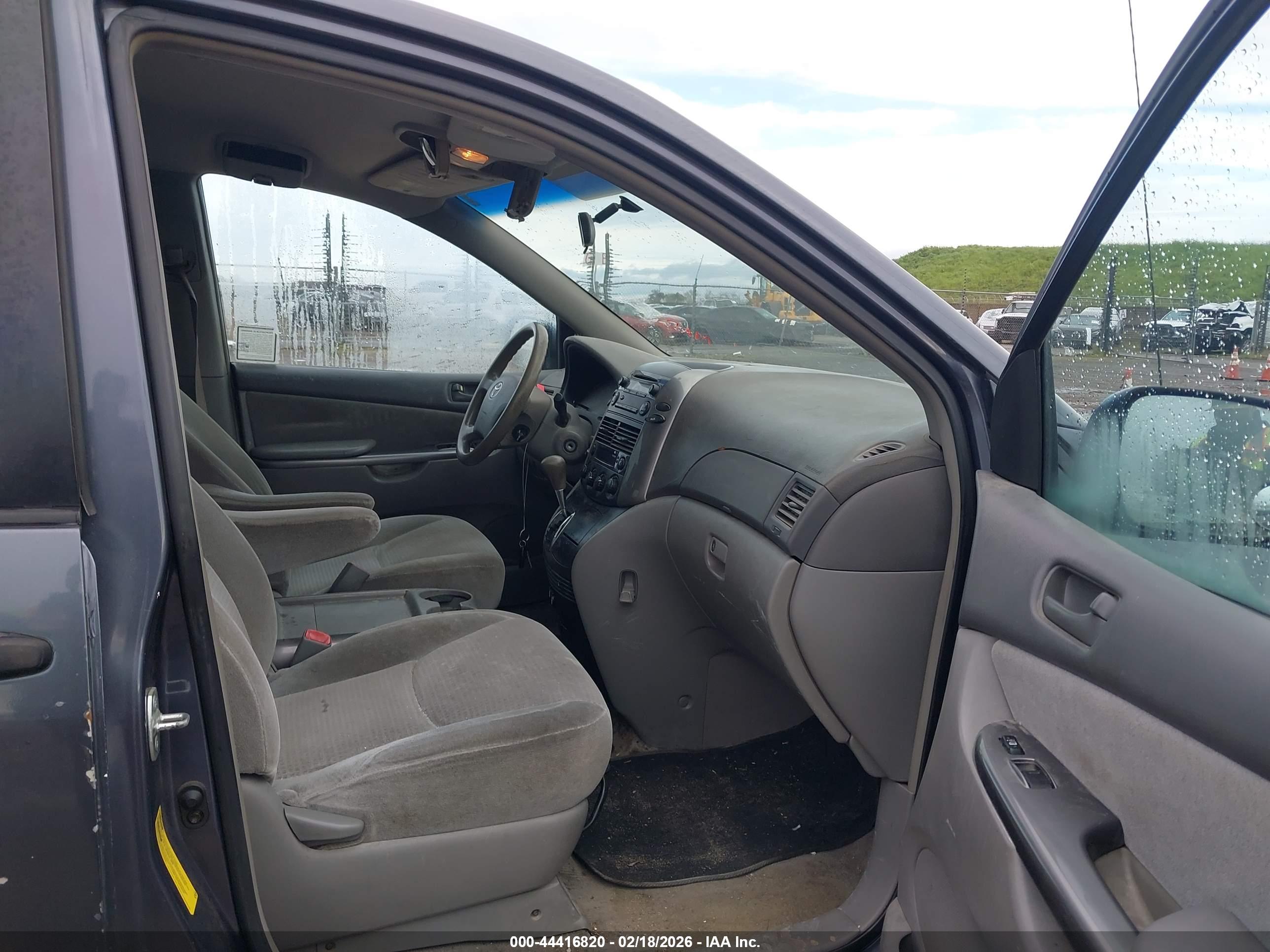 TOYOTA SIENNA image 5