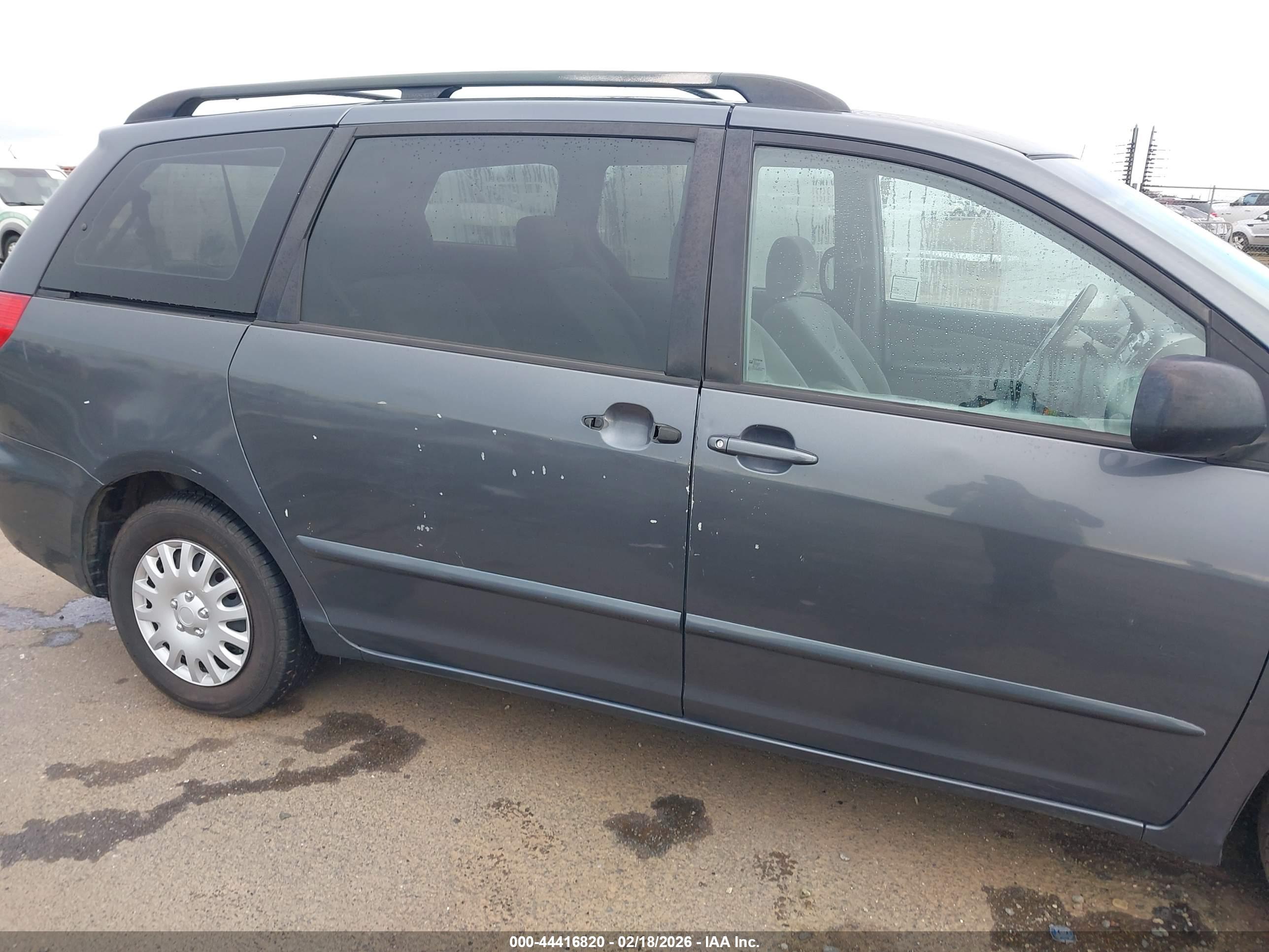 TOYOTA SIENNA image 6