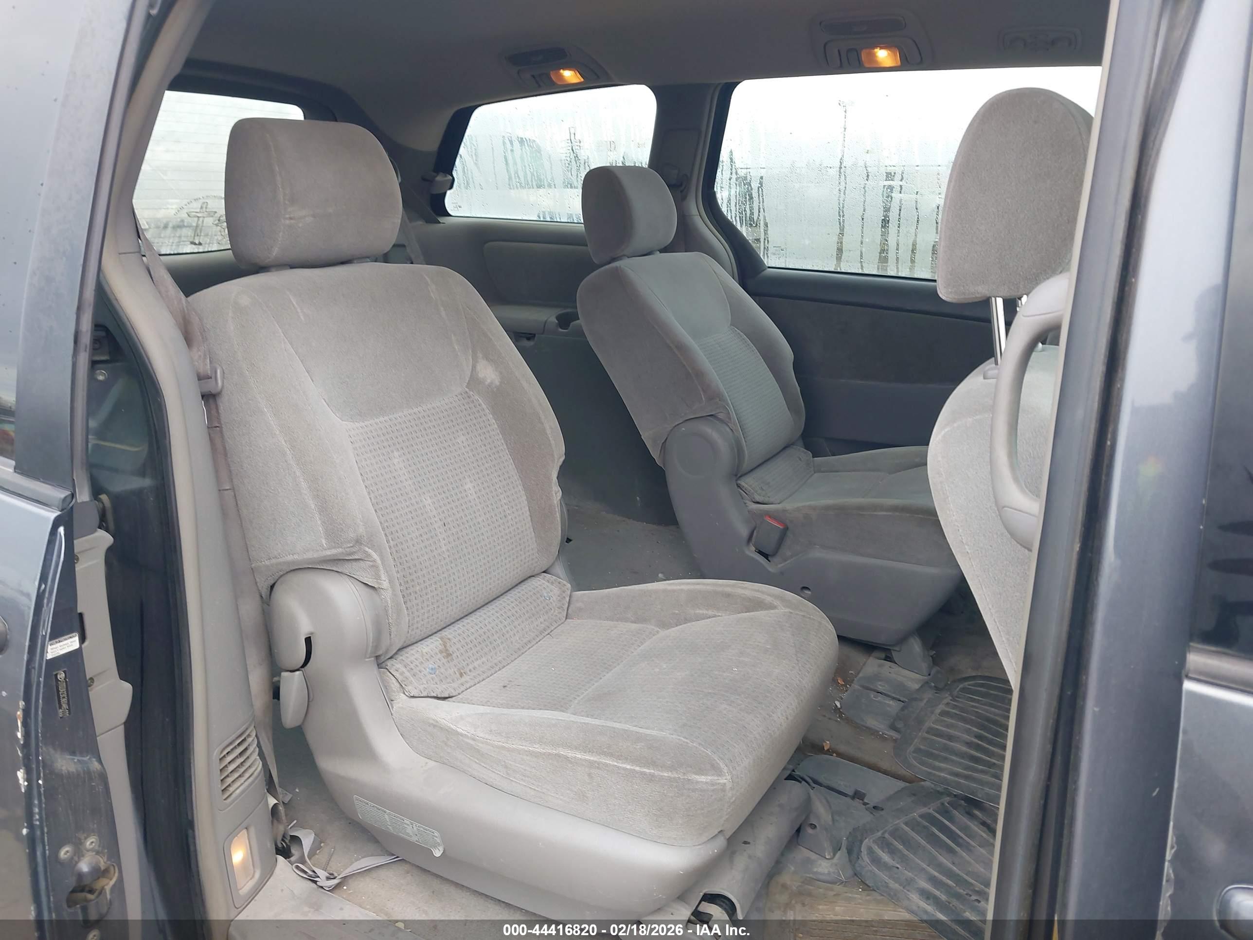 TOYOTA SIENNA image 8