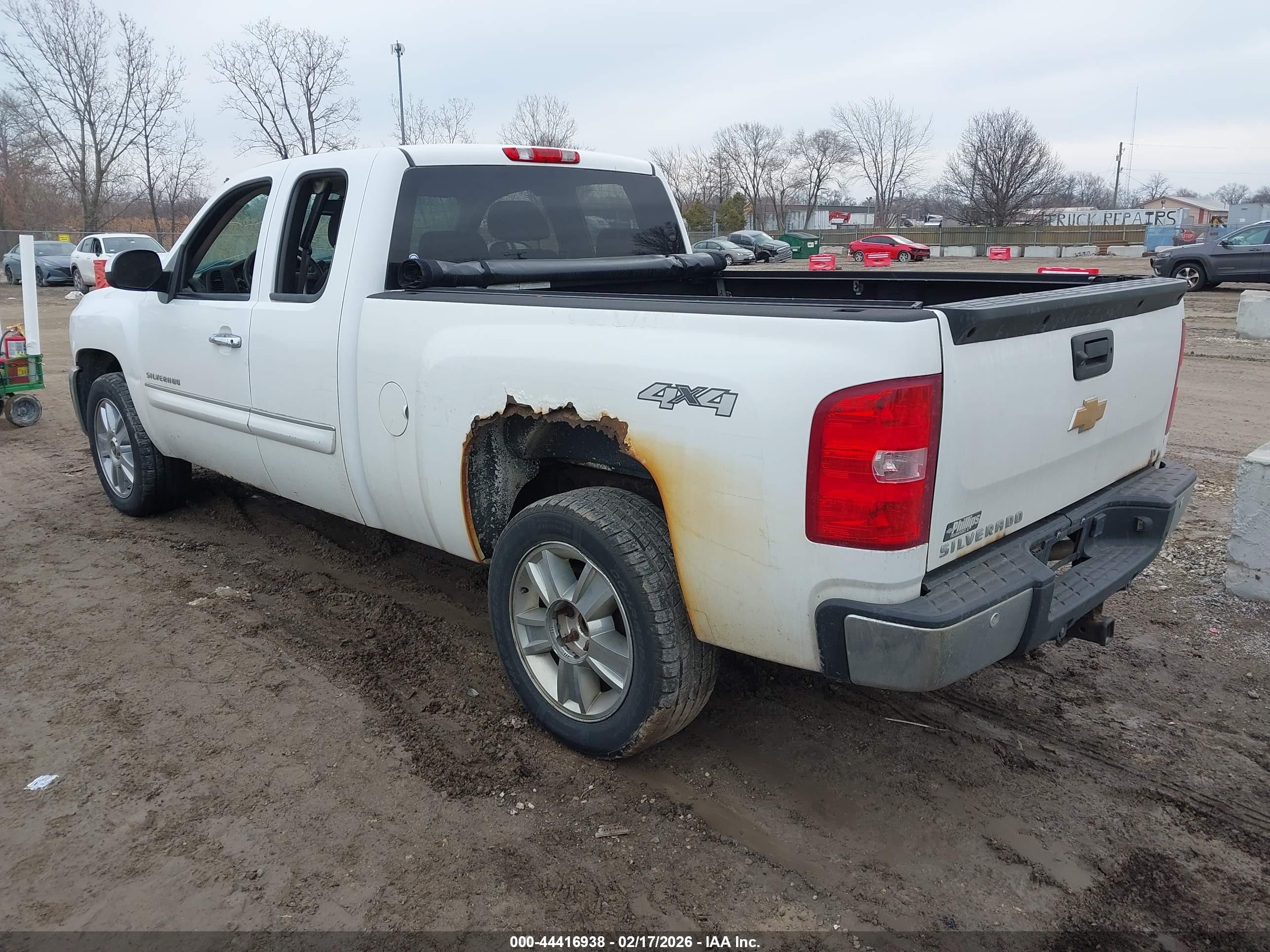 CHEVROLET SILVERADO image 3