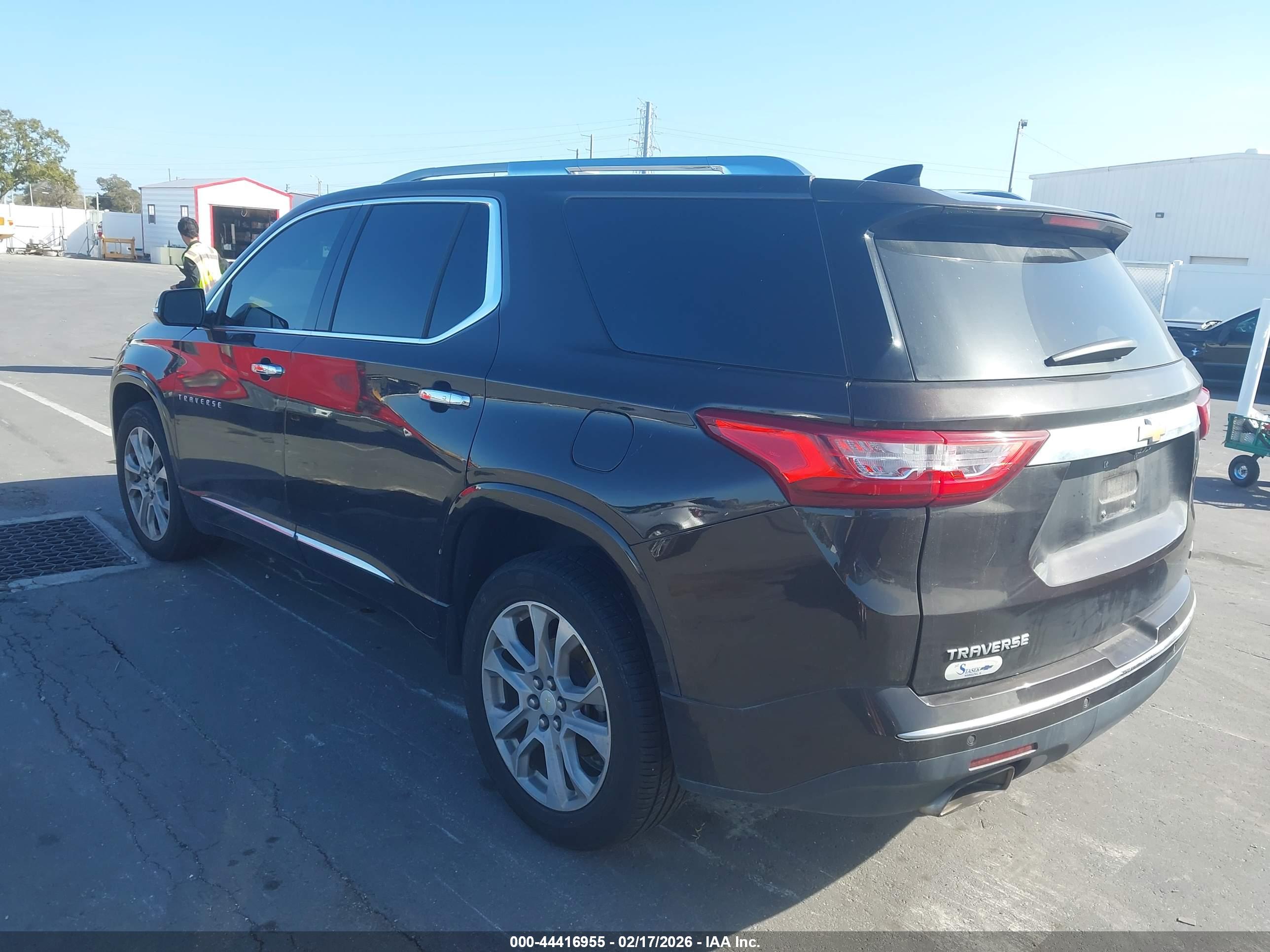 CHEVROLET TRAVERSE image 3