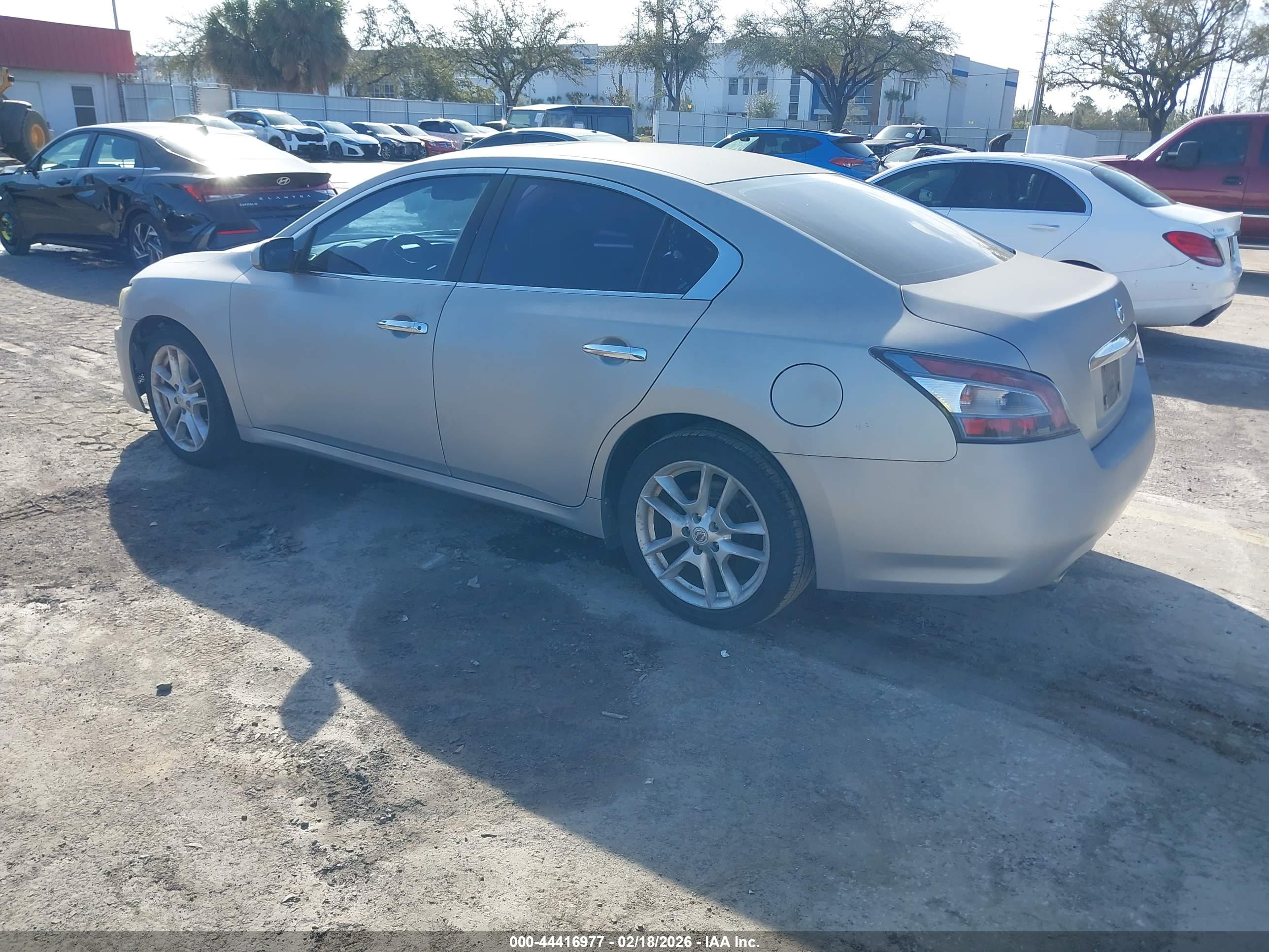 NISSAN MAXIMA image 3