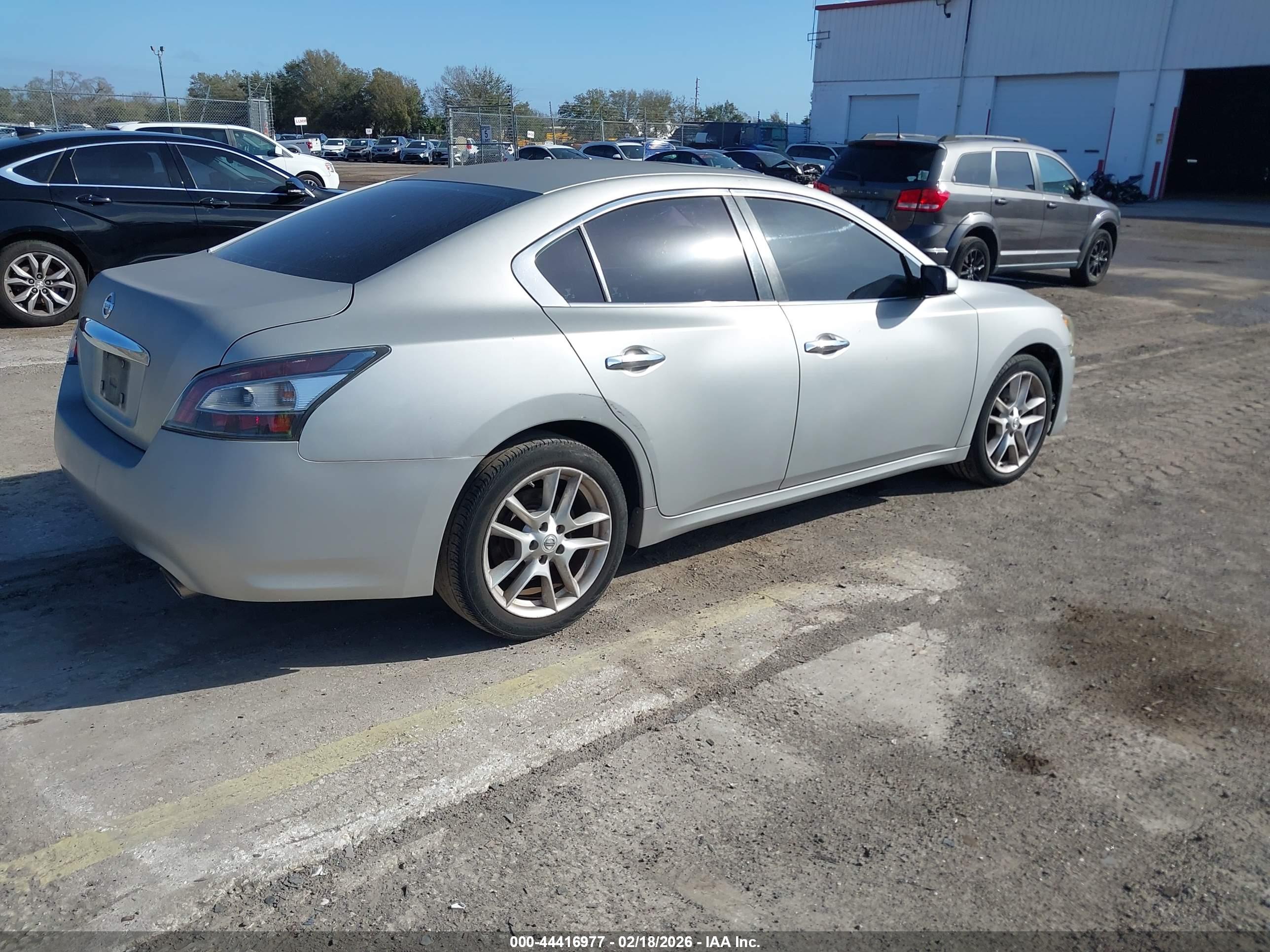 NISSAN MAXIMA image 4