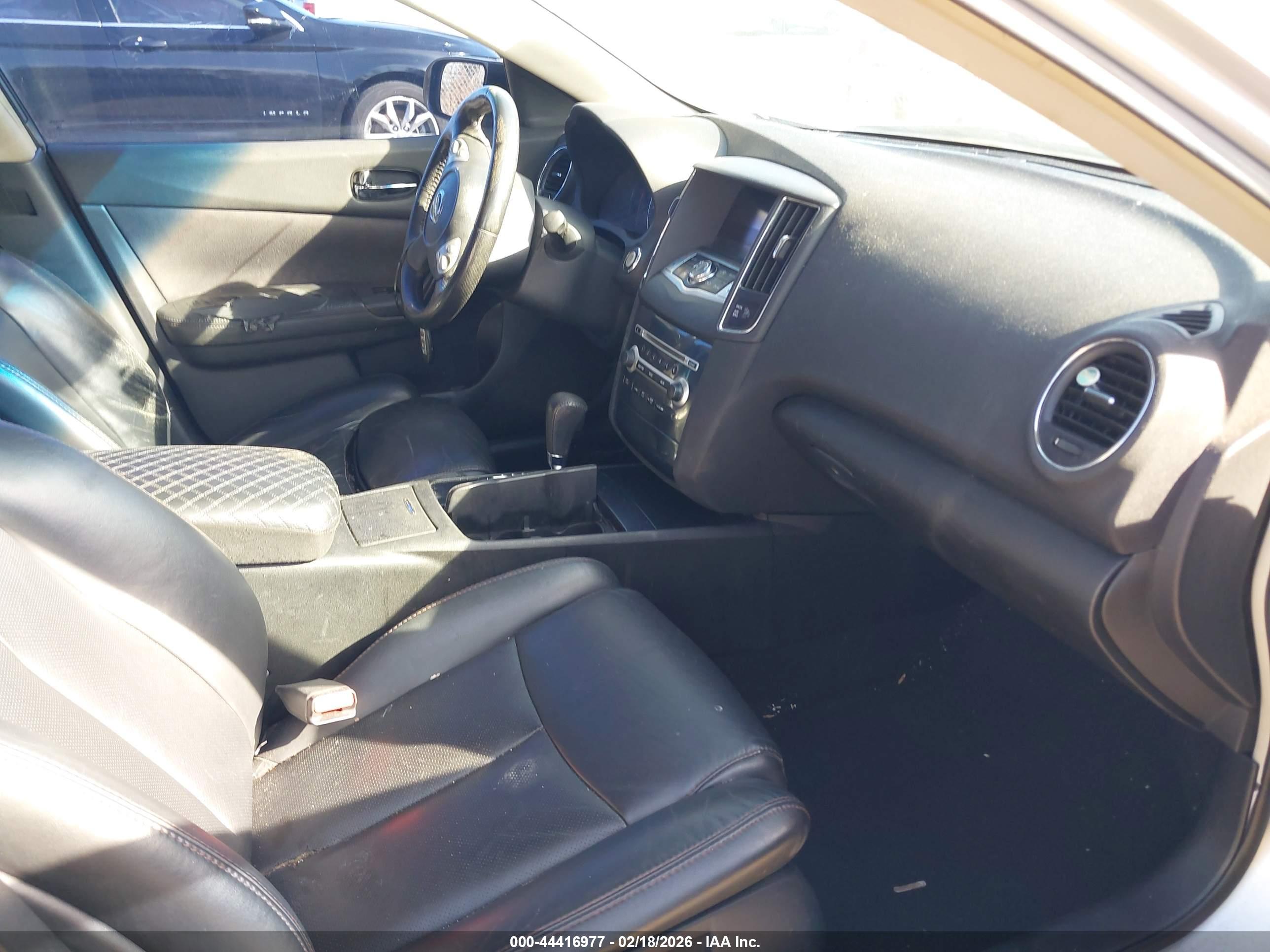 NISSAN MAXIMA image 5