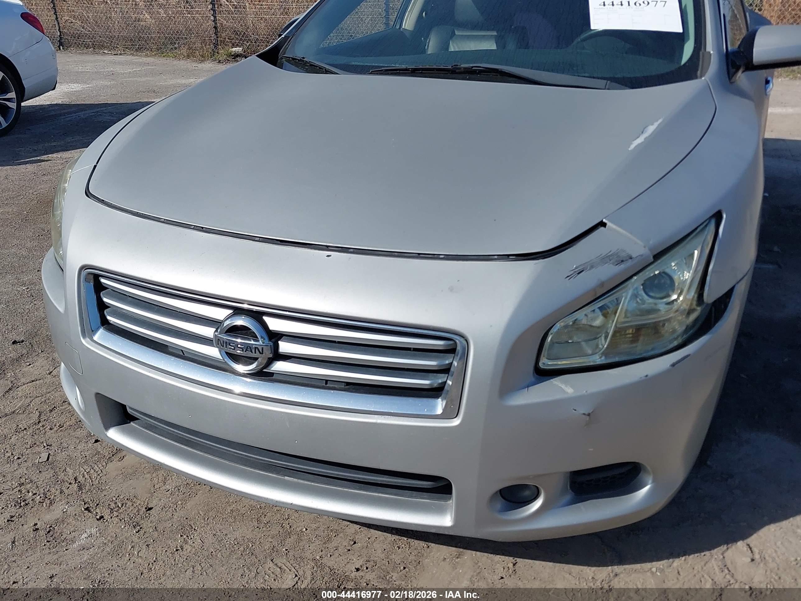 NISSAN MAXIMA image 6