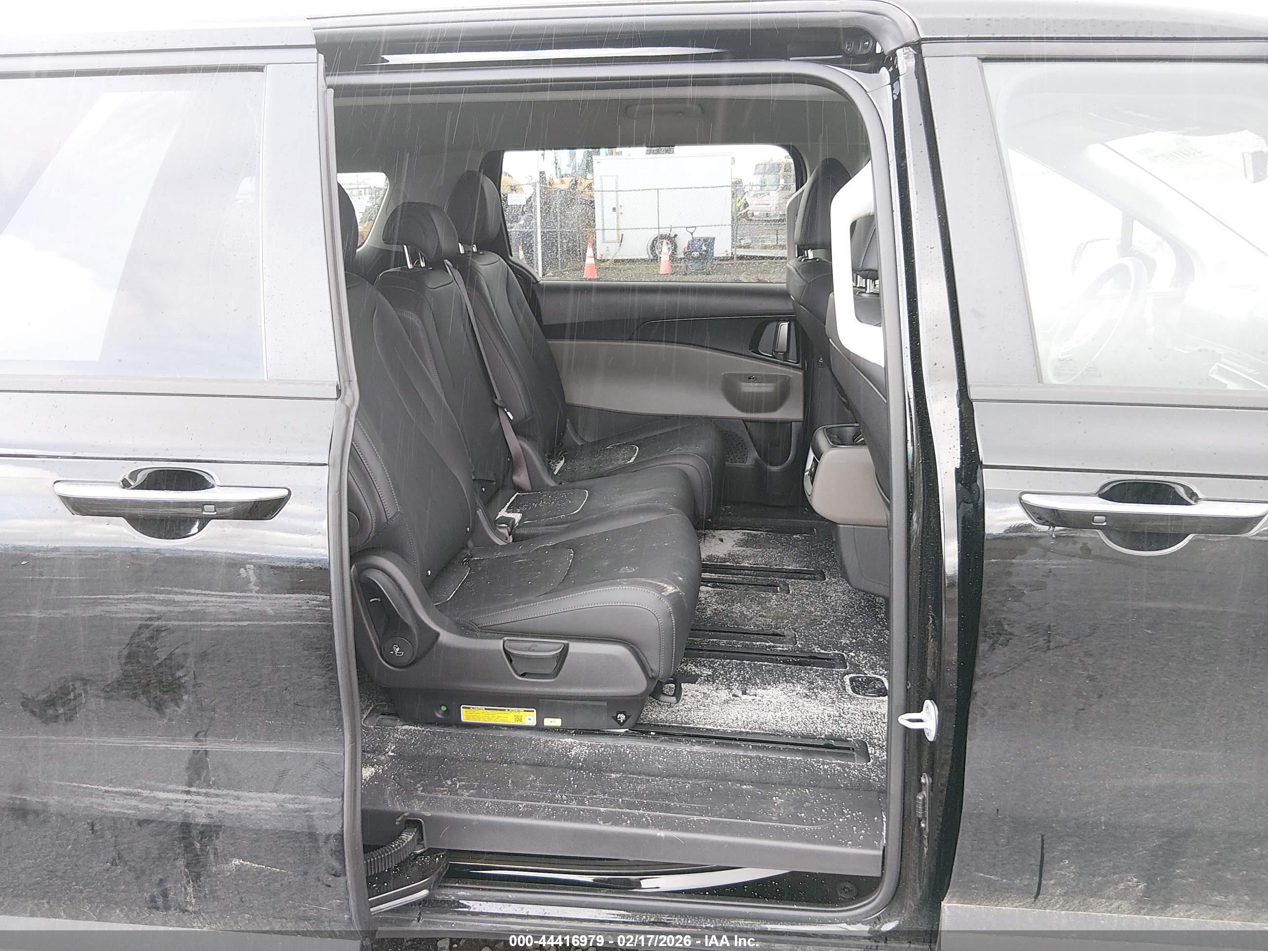 KIA CARNIVAL image 8