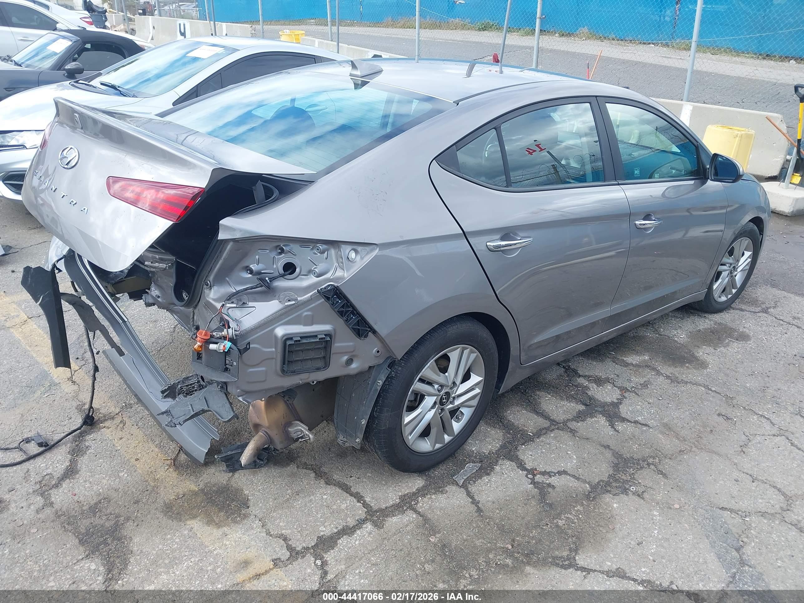 HYUNDAI ELANTRA image 4