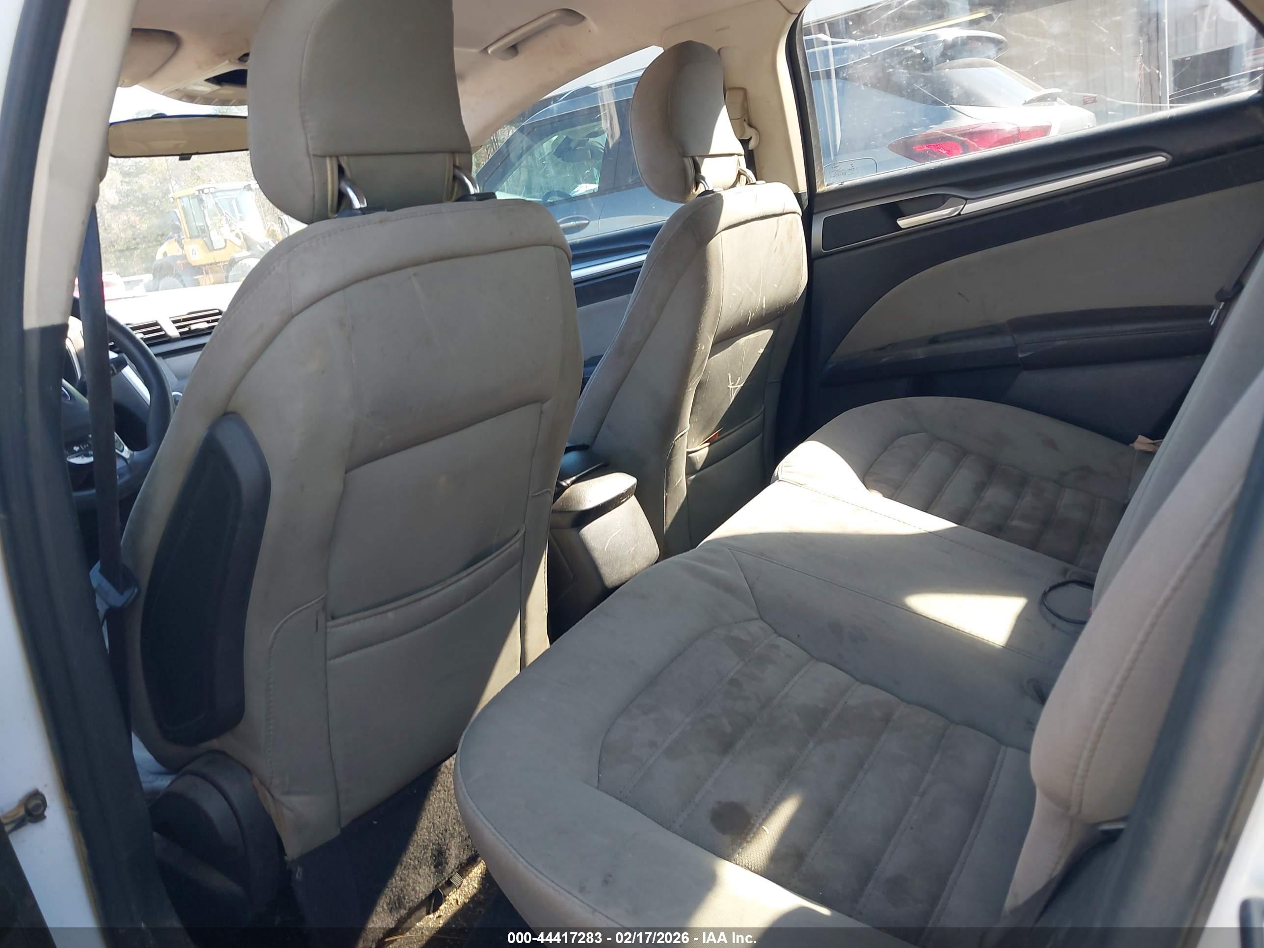 FORD FUSION image 8