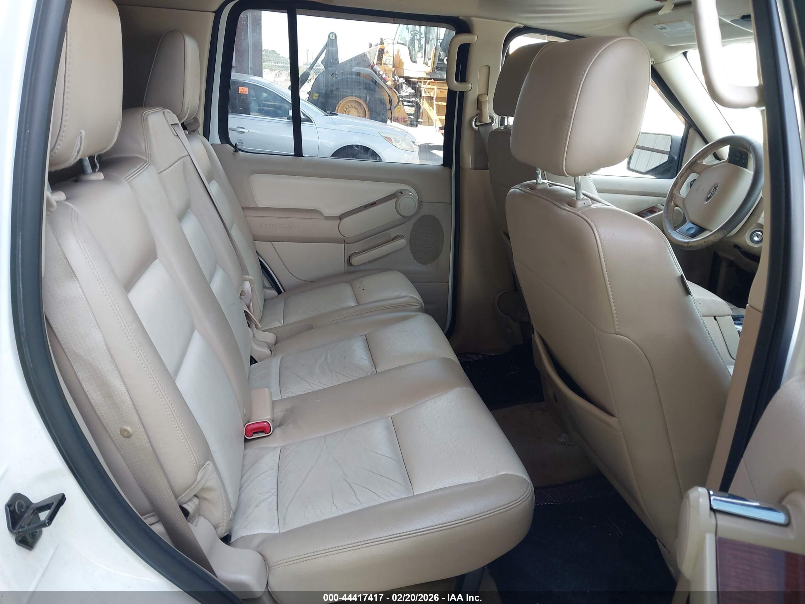 FORD EXPLORER image 8