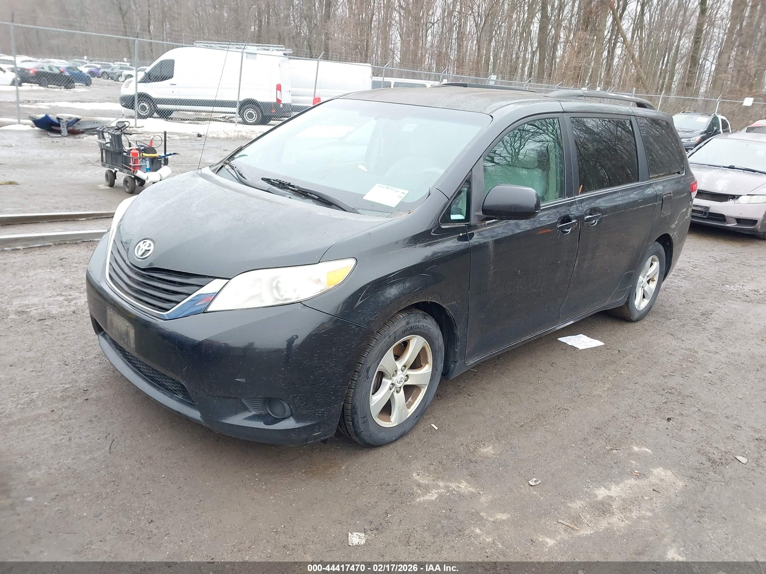 TOYOTA SIENNA image 2