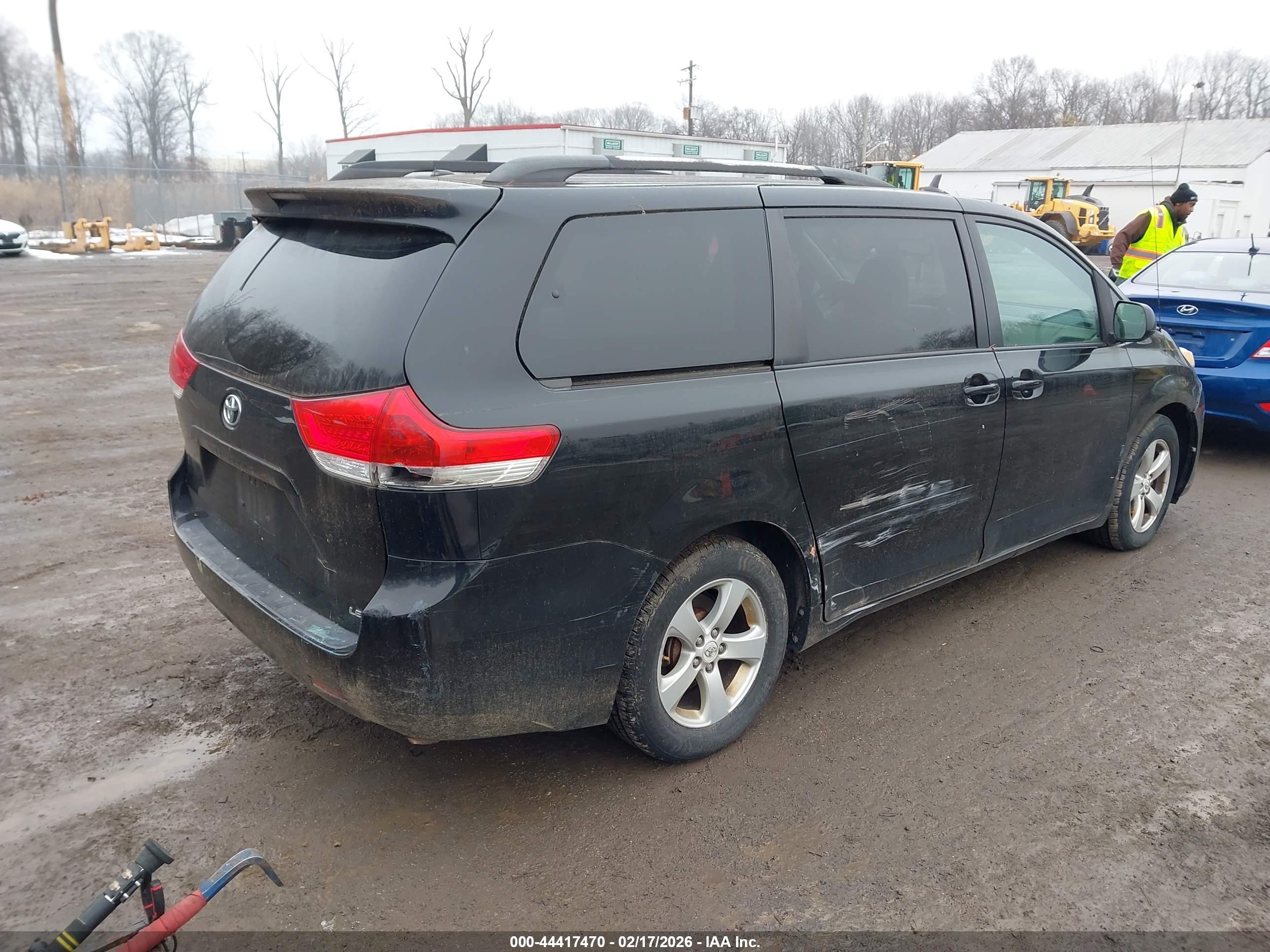 TOYOTA SIENNA image 4
