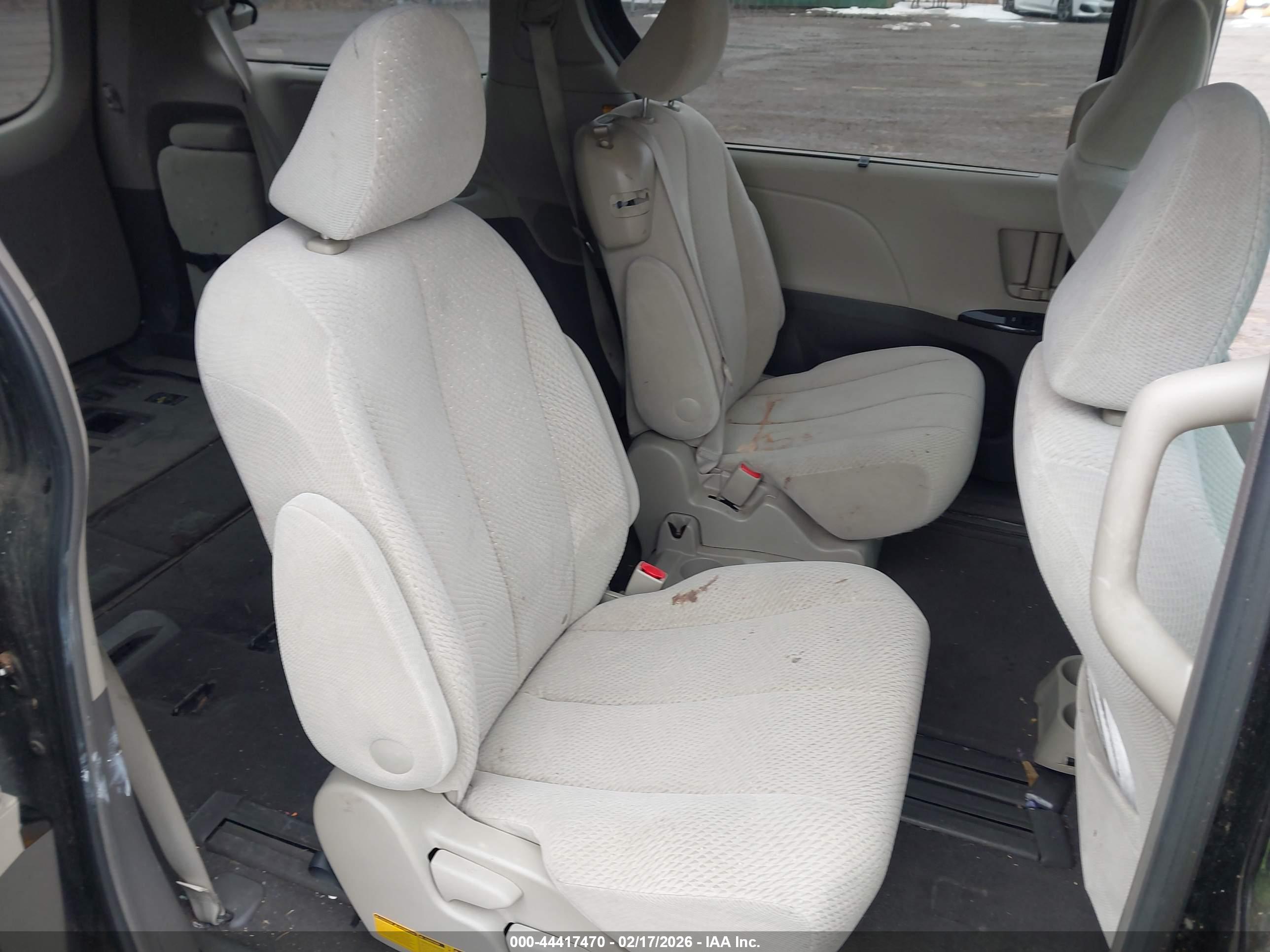 TOYOTA SIENNA image 8