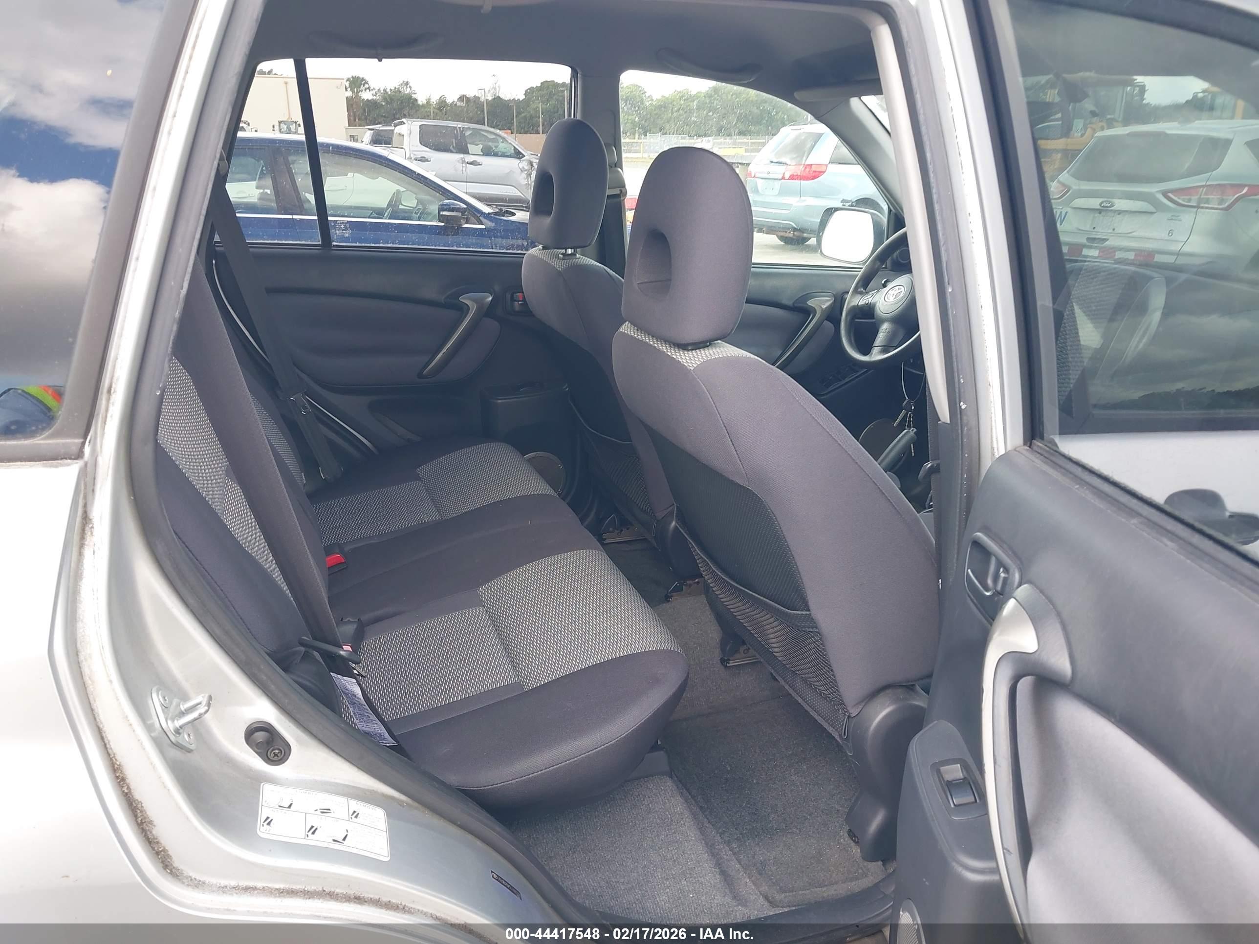 TOYOTA RAV4 image 8