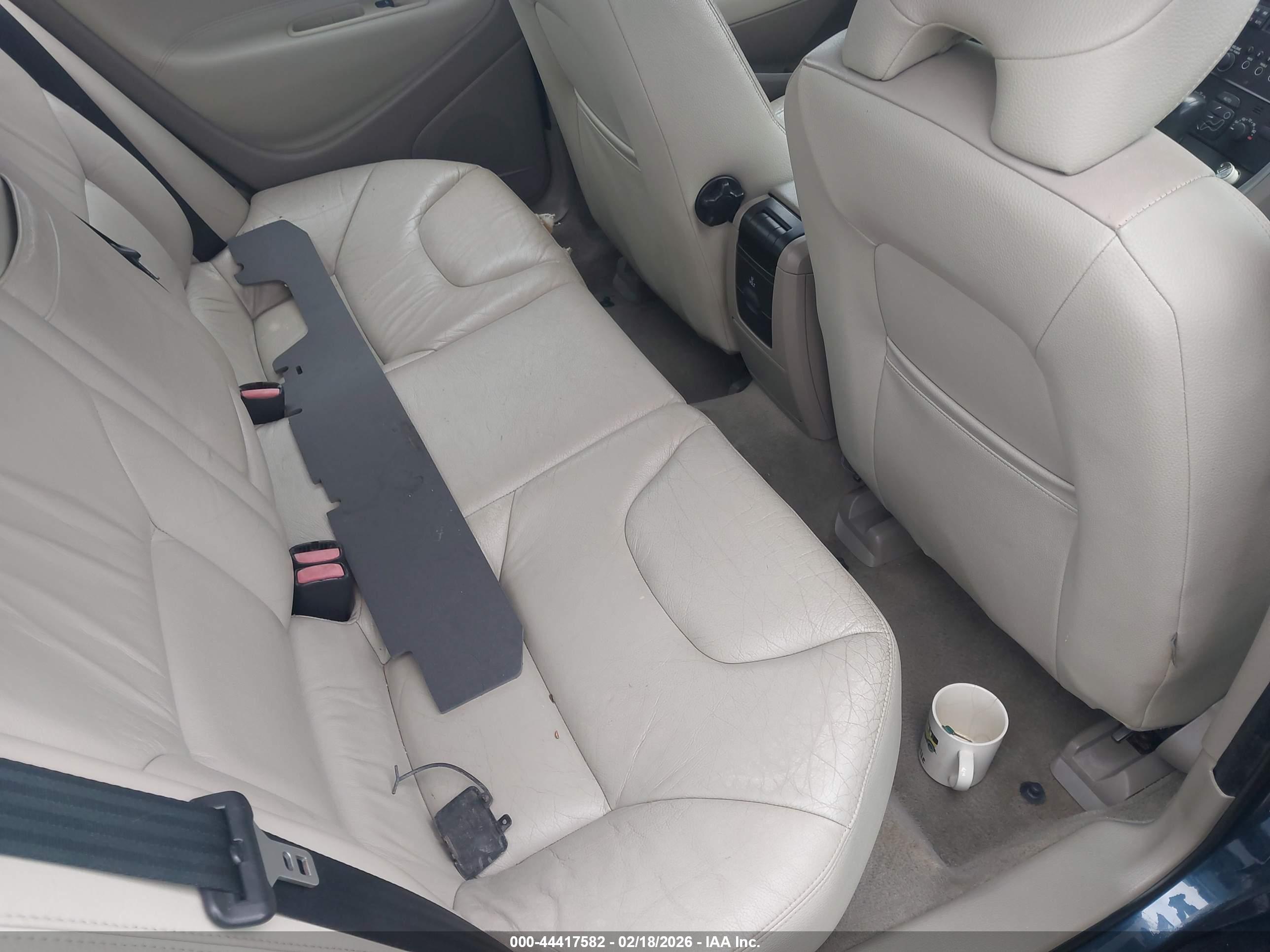 VOLVO S60 image 8