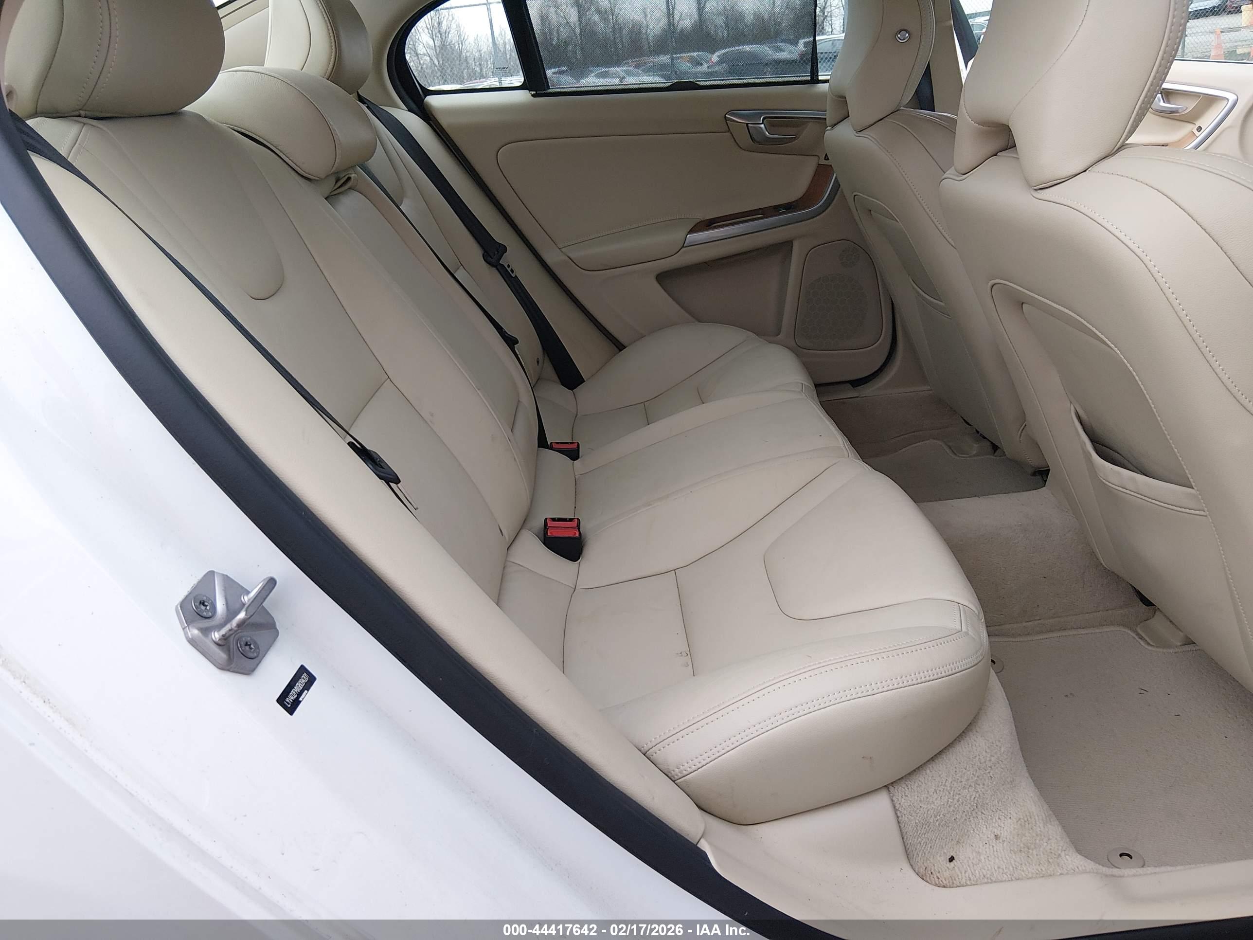 VOLVO S60 image 8