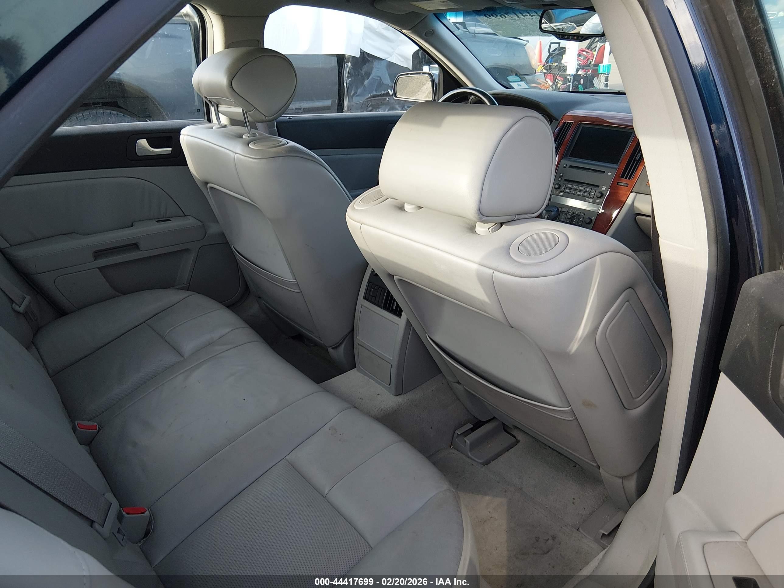 CADILLAC STS image 8