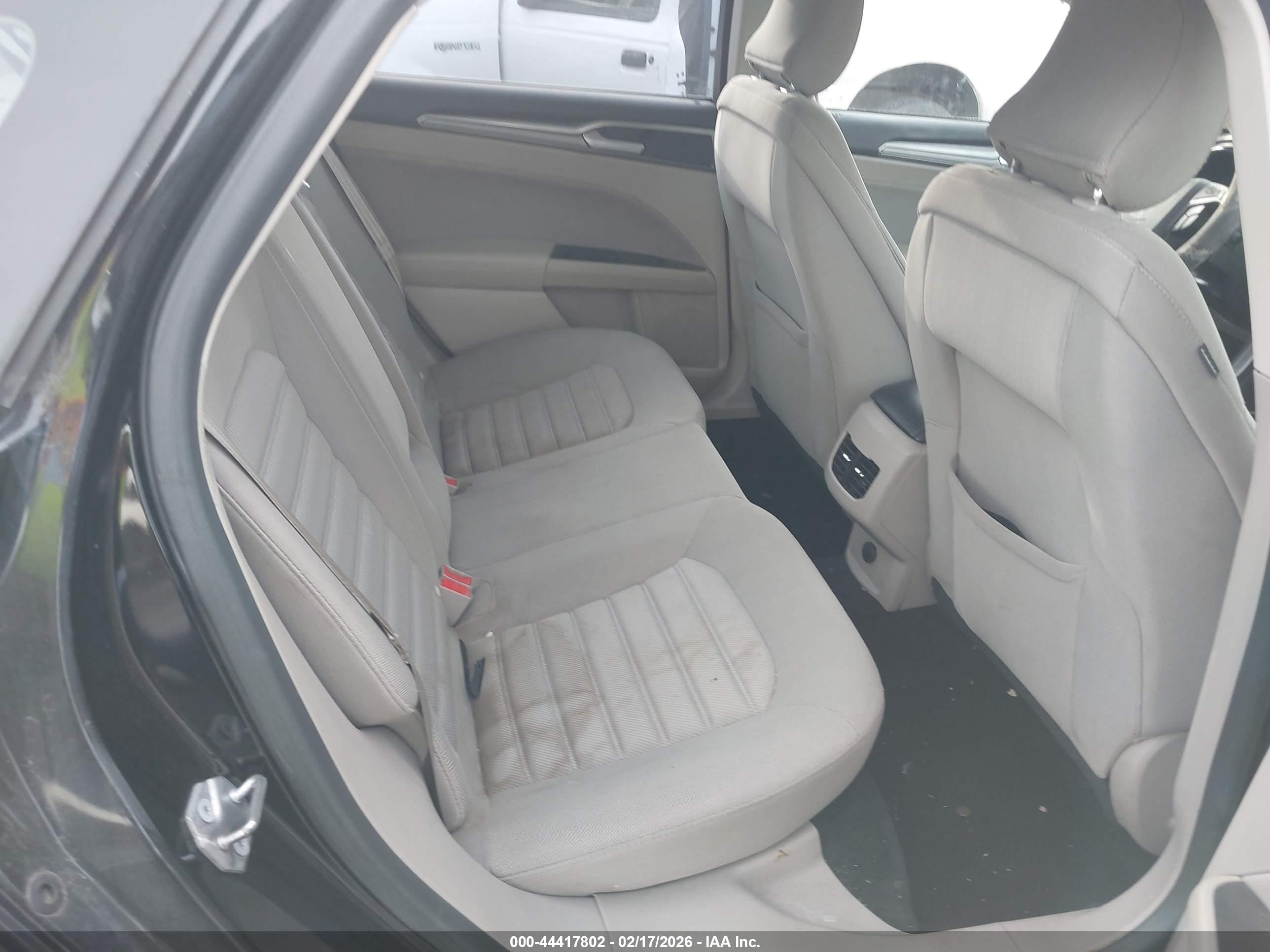 FORD FUSION image 8