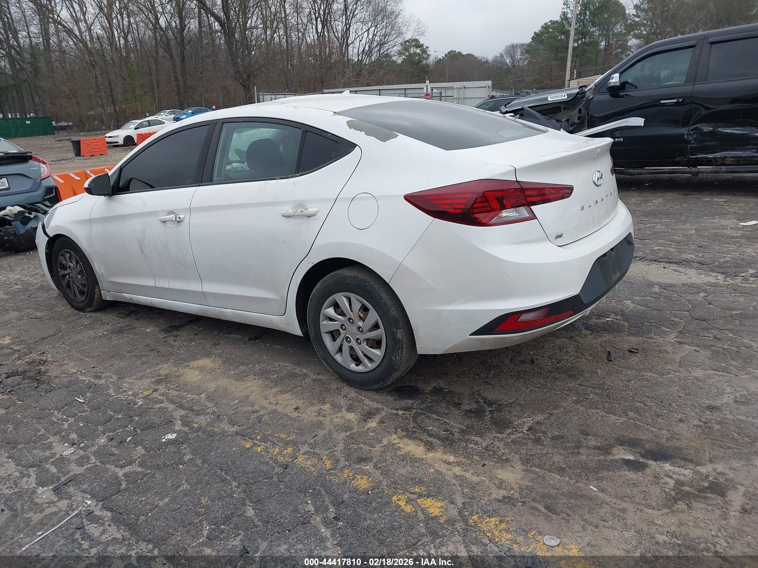 HYUNDAI ELANTRA image 3