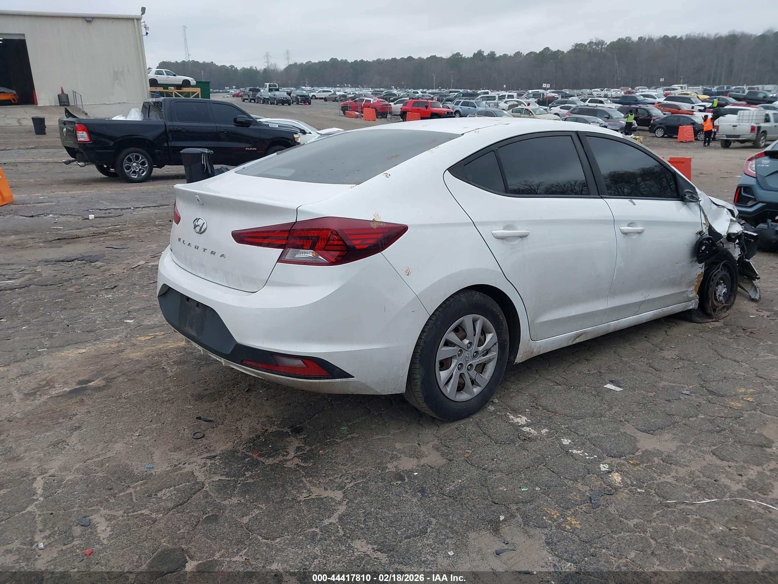 HYUNDAI ELANTRA image 4